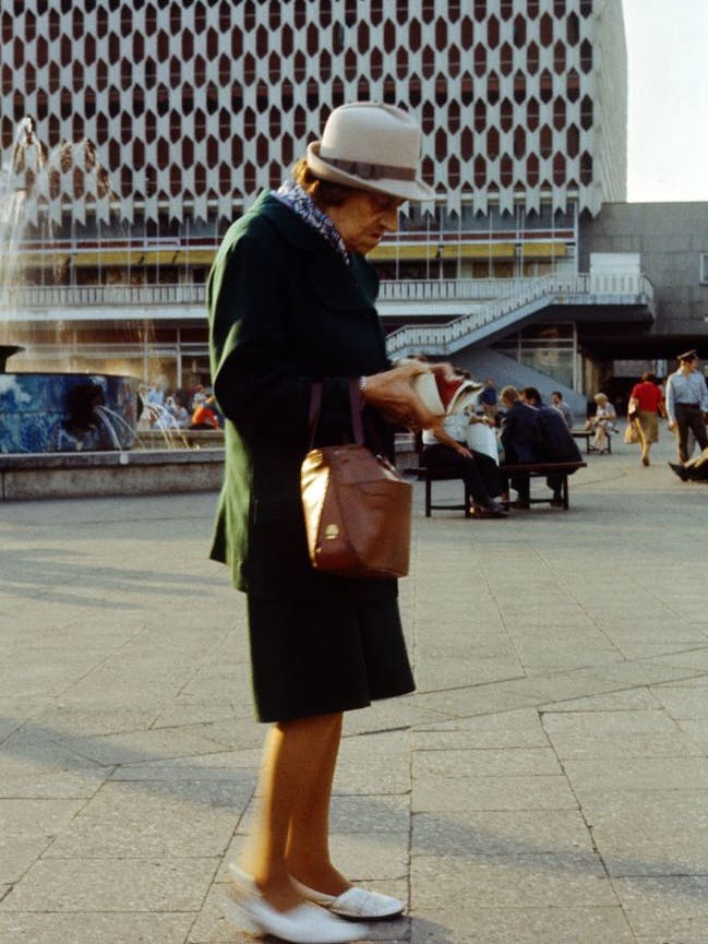 1985, Berlin. Einkaufen geht man am Alexanderplatz im Centrum-Warenhaus.
