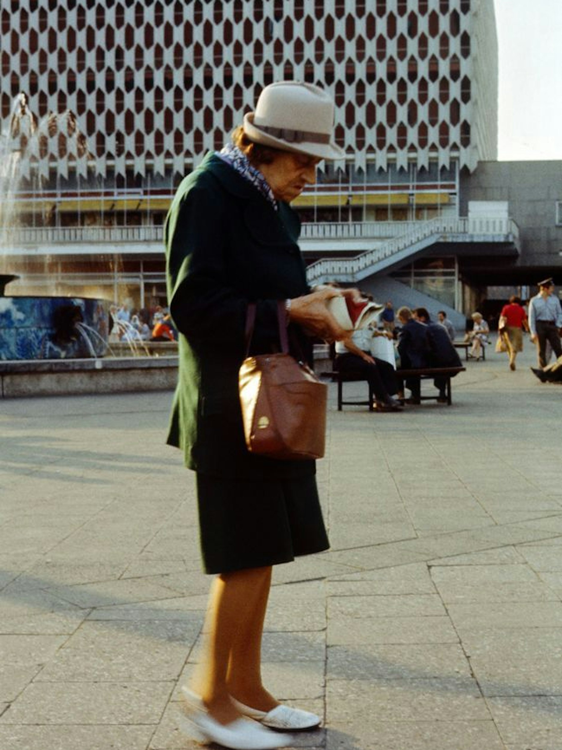 1985, Berlin. Einkaufen geht man am Alexanderplatz im Centrum-Warenhaus.