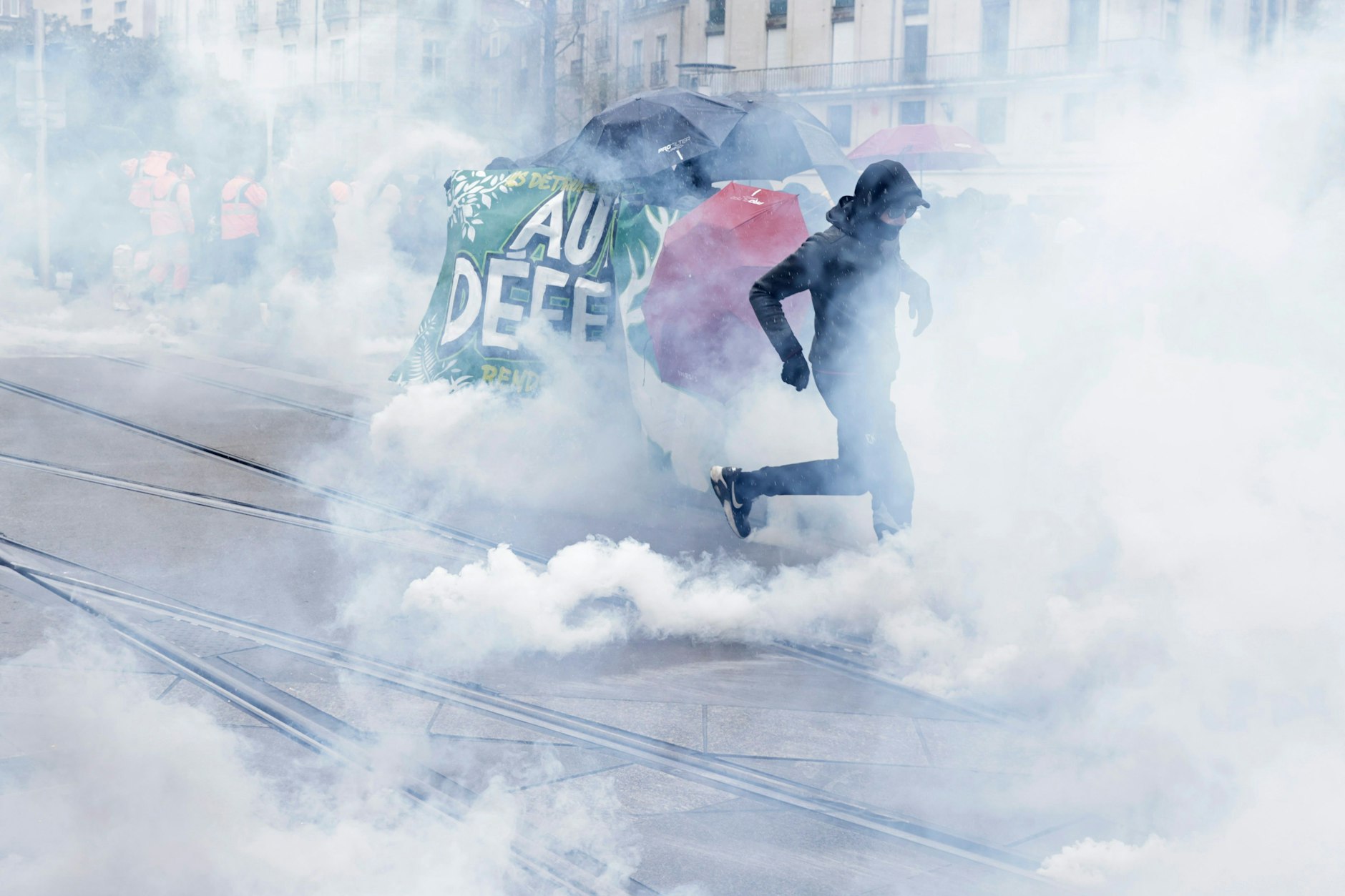 Ein Demonstrant läuft im Rauch von Tränengas bei einem Protest gegen die Rentenreform.&nbsp;