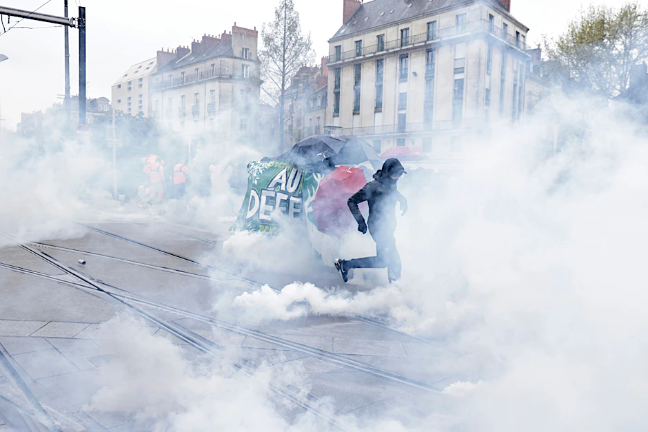 Ein Demonstrant läuft im Rauch von Tränengas bei einem Protest gegen die Rentenreform.&nbsp;