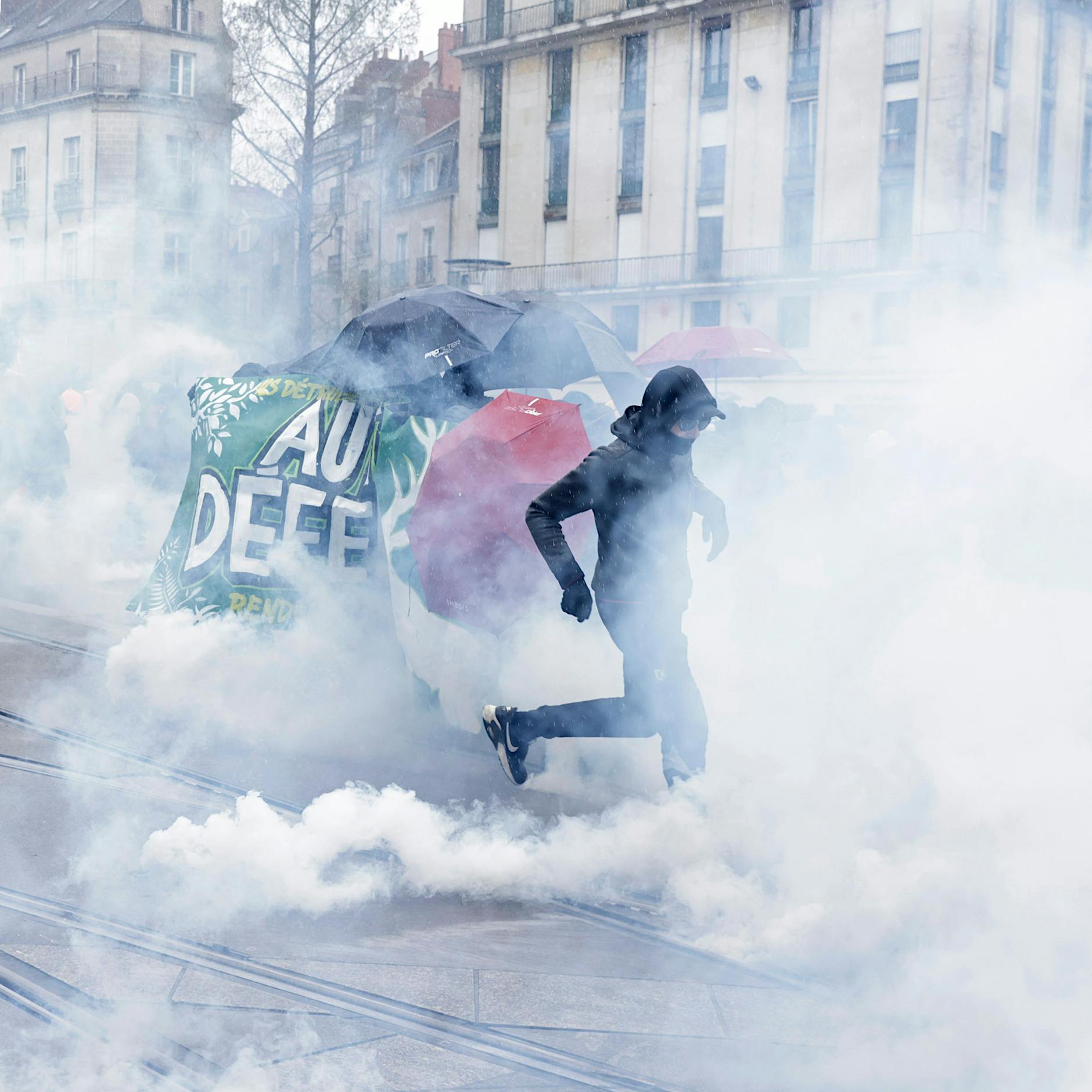 Video: Demonstranten stürmen Blackrock-Zentrale in Paris