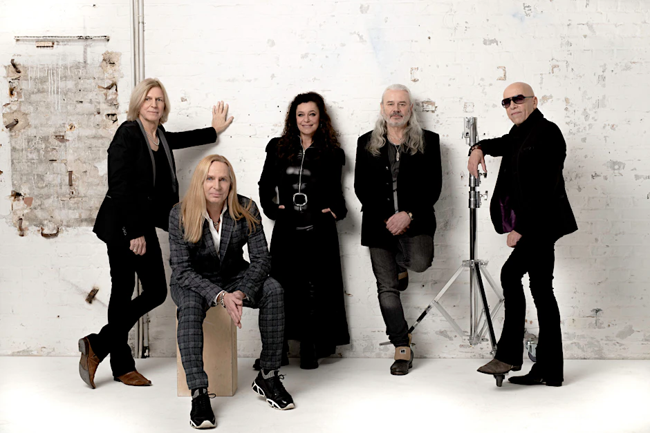Silly präsentieren ihren Neuen: Künftig steht Toni Krahl (re.) mit Ritchie Barton, Uwe Hassbecker, Julia Neigel und Jäcki Reznicek auf der Bühne.