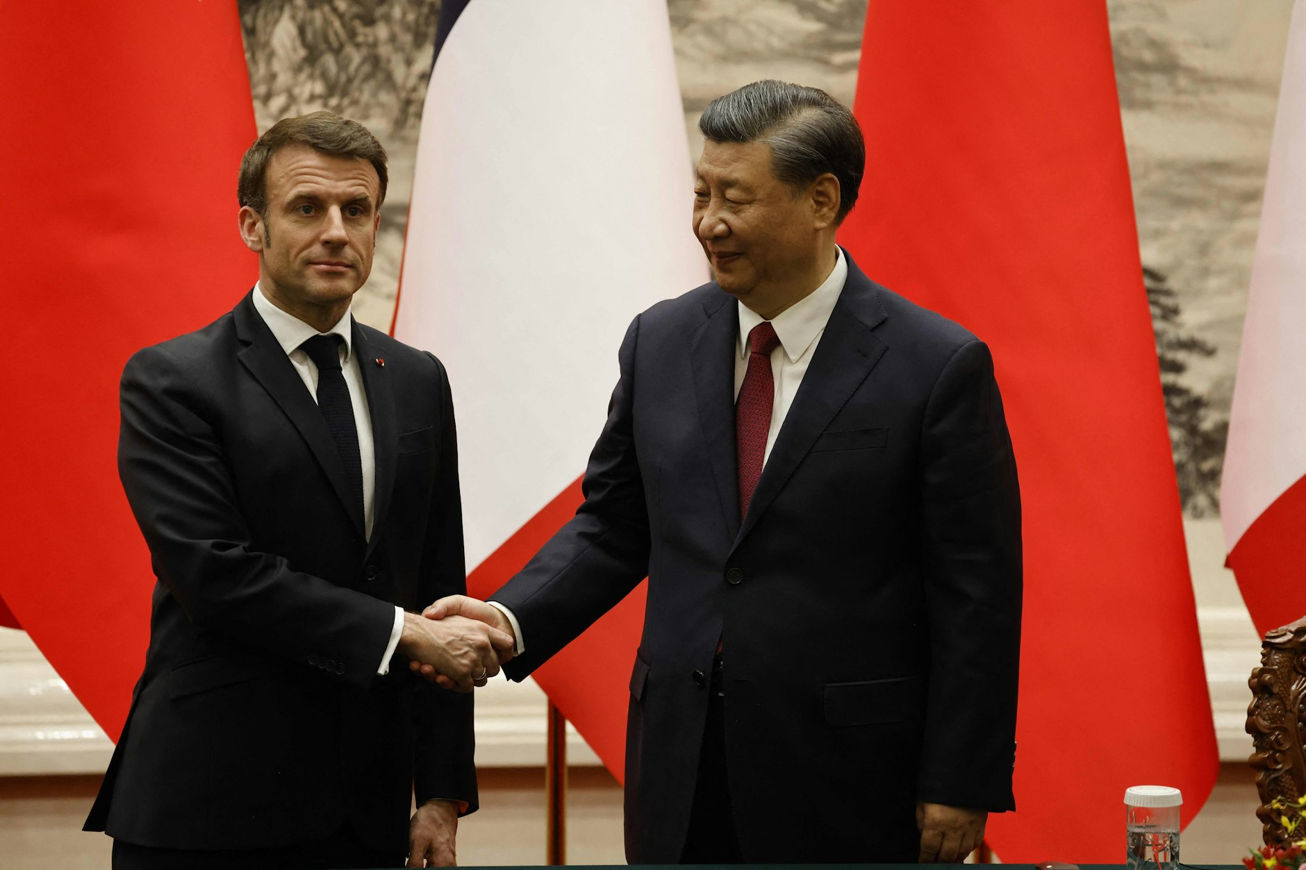 Während in Peking Freundlichkeiten zwischen XI Jinping und Emmanuel Macron ausgetauscht werden, geht China im Süden auf Konfrontationskurs.