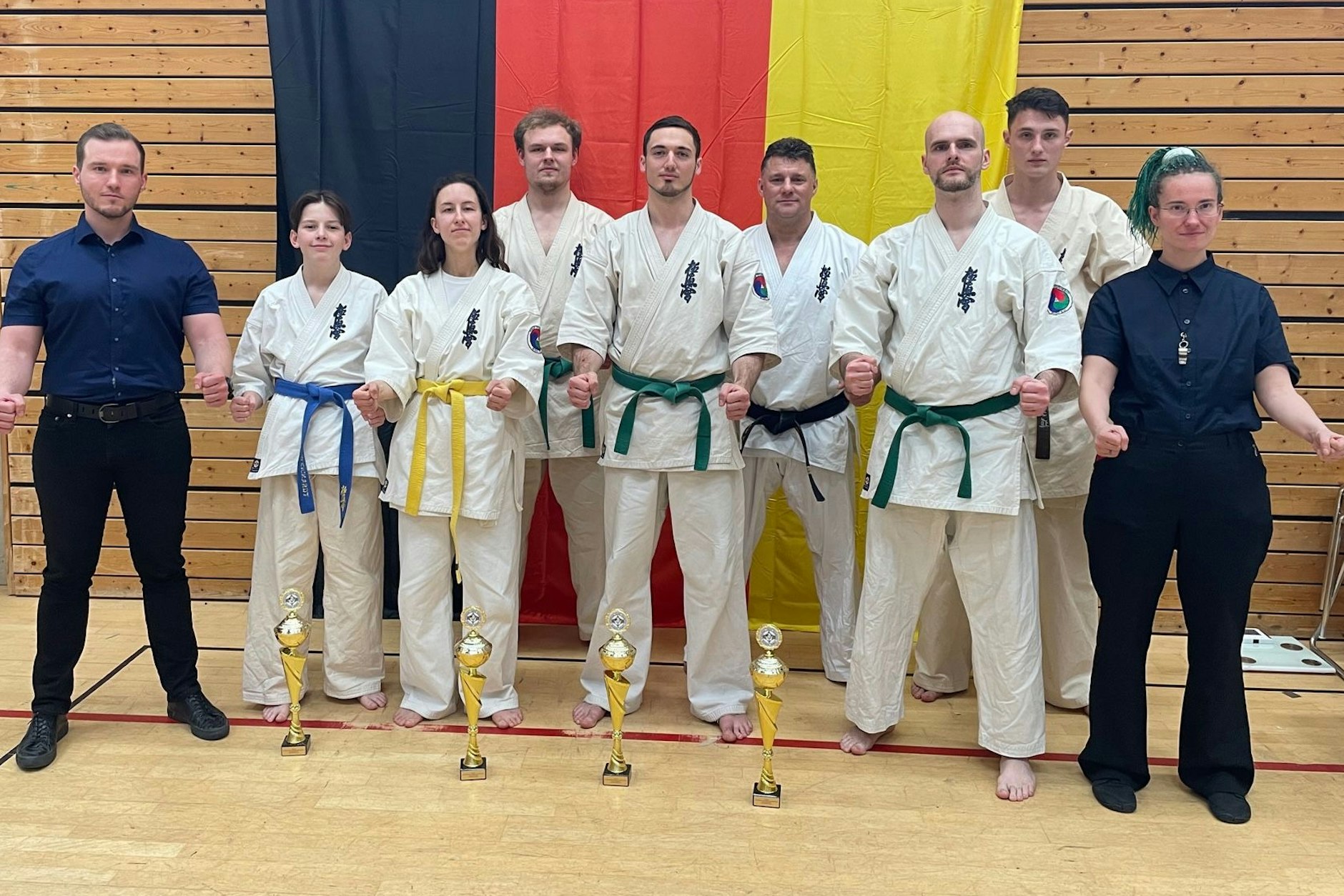 Die Karate-Kämpfer holen einen Pokal nach dem anderen, an der Lufthansa-Hotline bissen sie sich die Zähne aus.&nbsp;