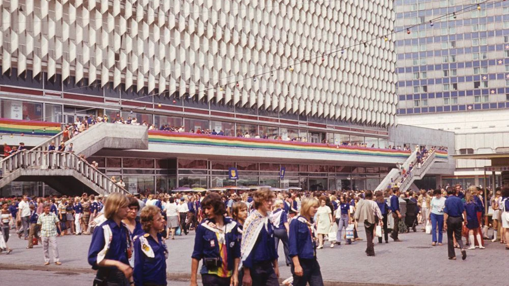 FDJler vor dem Centrum-Warenhaus am Alexanderplatz bei den X. Weltfestspielen der Jugend in Ost-Berlin im Jahr 1973