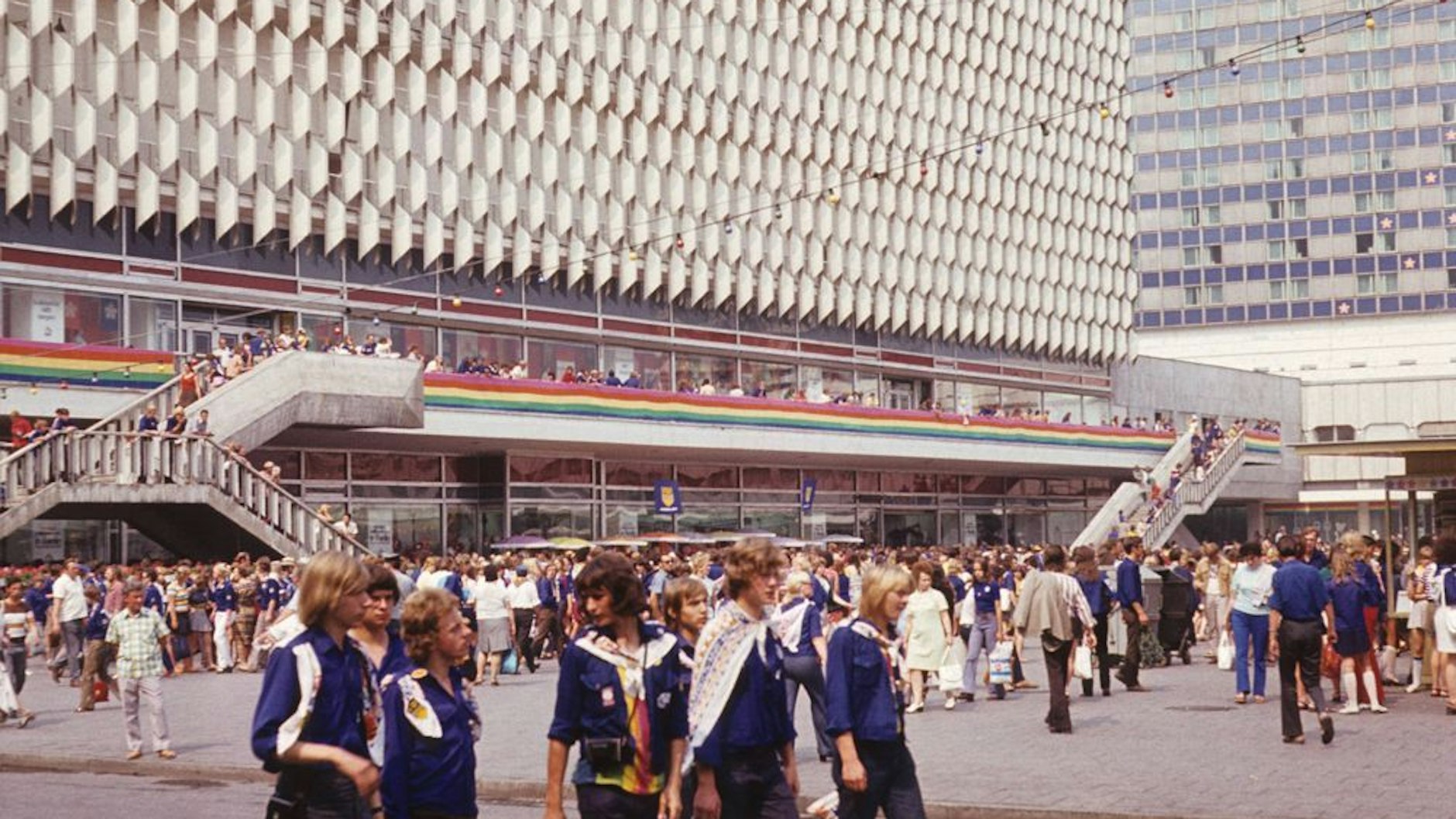 FDJler vor dem Centrum-Warenhaus am Alexanderplatz bei den X. Weltfestspielen der Jugend in Ost-Berlin im Jahr 1973
