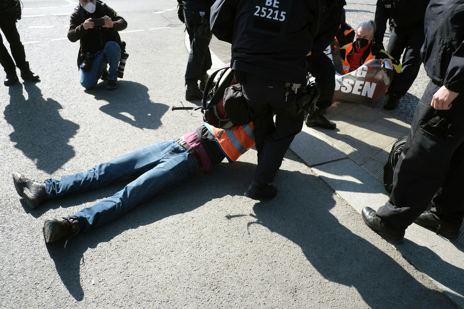 Aktivist der Letzten Generation bei Protest in Berlin.