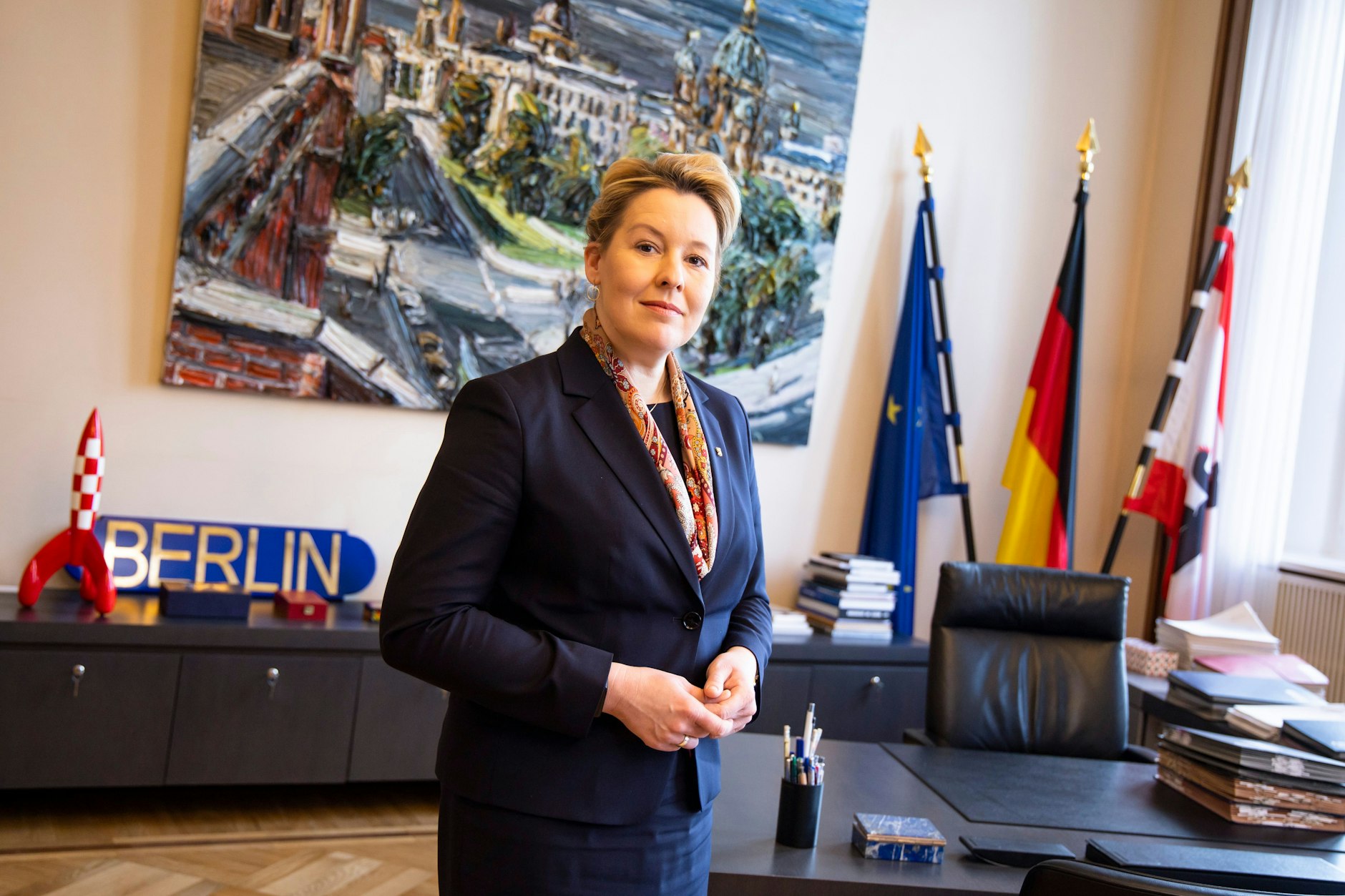 Franziska Giffey vor einem Bild des Malers Christopher Lehmpfuhl in Ihrem Arbeitszimmer im Roten Rathaus. Im Sommer 2022 wurde es gemalt, im Dezember aufgehängt.