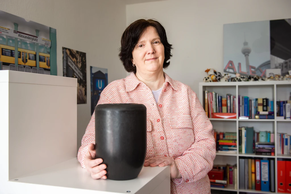 „Ich habe die Urne meiner Großmutter ins Wohnzimmer gestellt“
