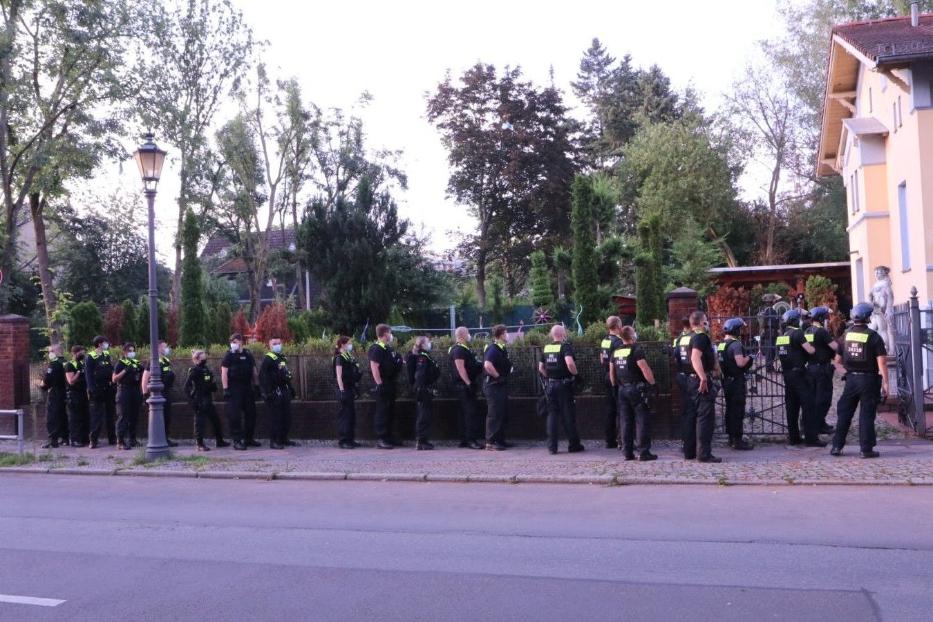 Schon mehrmals stürmten SEK und Polizei die Villa der Remmos in Alt-Buckow. Wie hier im Juli 2021. Damals war auch Clan-Chef Issa Remmo anwesend.