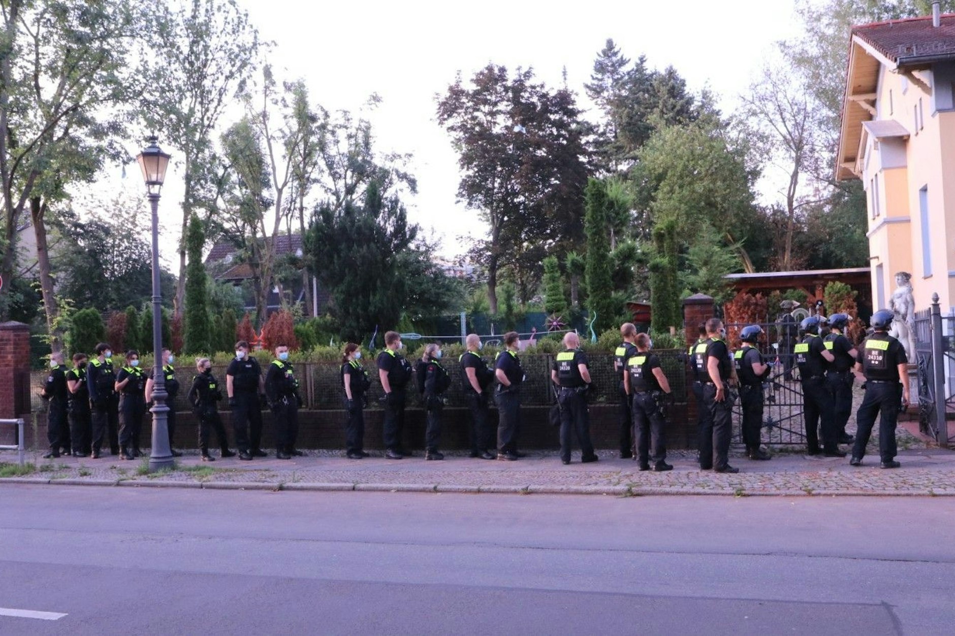 Schon mehrmals stürmten SEK und Polizei die Villa der Remmos in Alt-Buckow. Wie hier im Juli 2021.  Damals war auch Clan-Chef Issa Remmo anwesend.