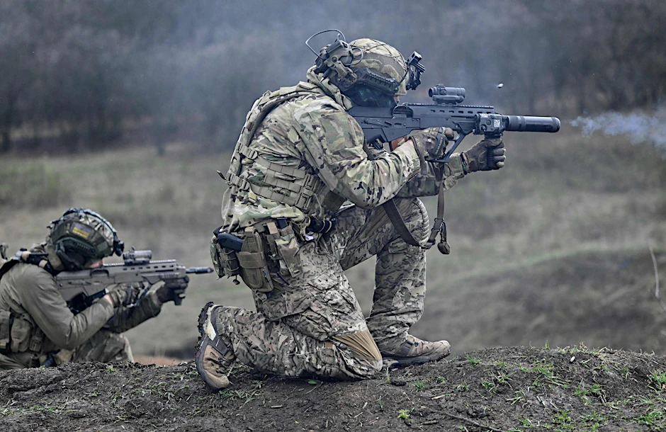 Ein ukrainischer Soldat feuert ein ukrainisches Malyuk-Sturmgewehr während einer Trainingsübung in der Region Donezk ab.