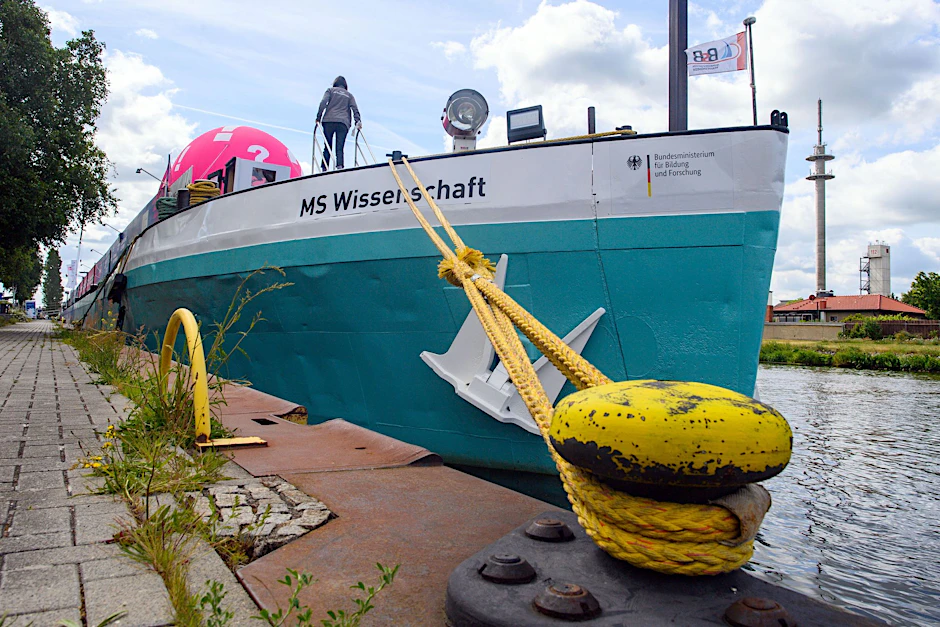 ARCHIV - Die «MS Wissenschaft» liegt in Haldensleben.  bild
