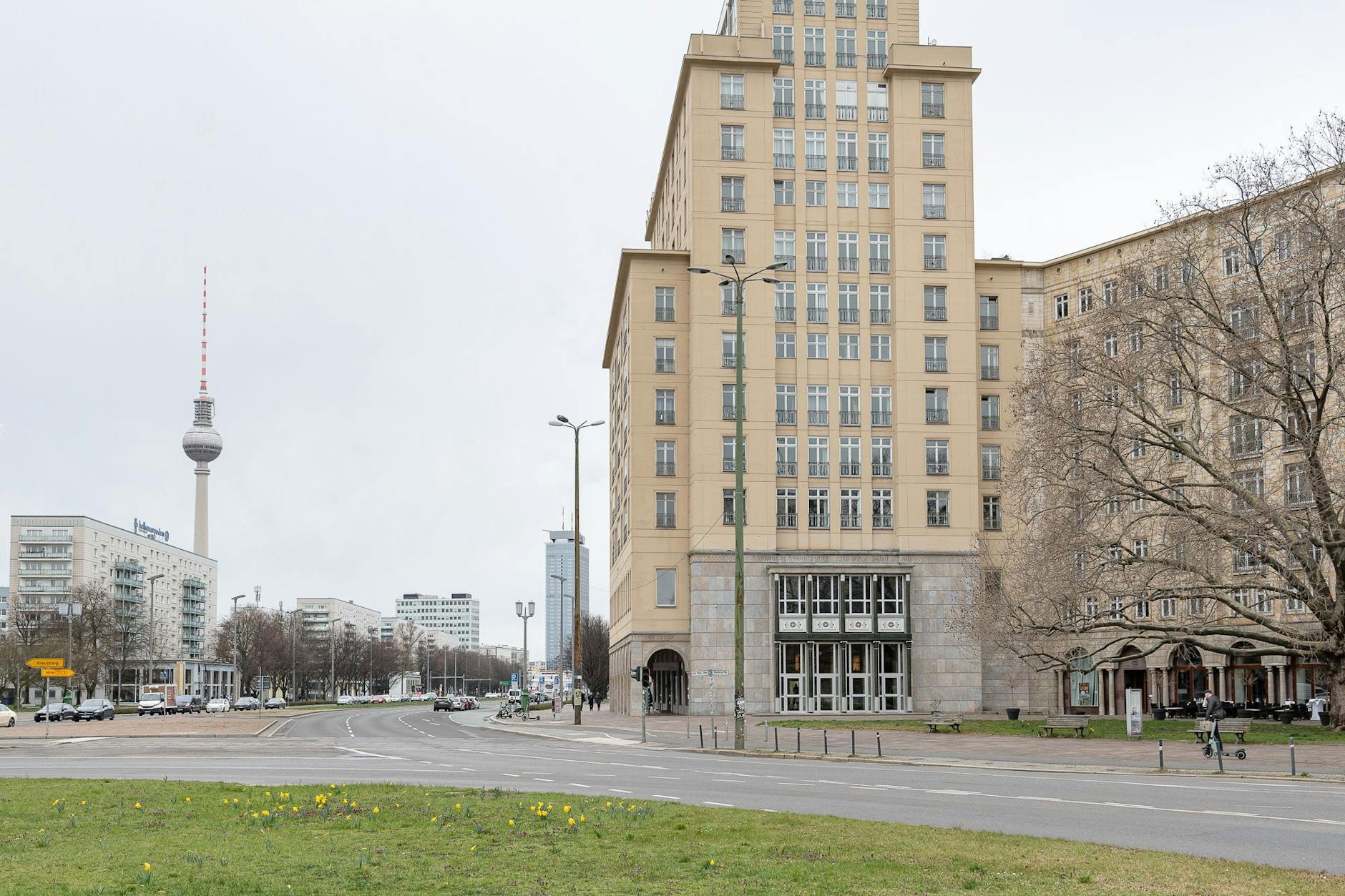 Gentrifizierung mal umgekehrt: Früher residierte hinter dem imposanten Eingang eine Bank – und jetzt Kunst: Blick aufs neue Domizil der rumänischen Galerie Plan B am Strausberger Platz 1, direkt an der Karl-Marx-Allee. 