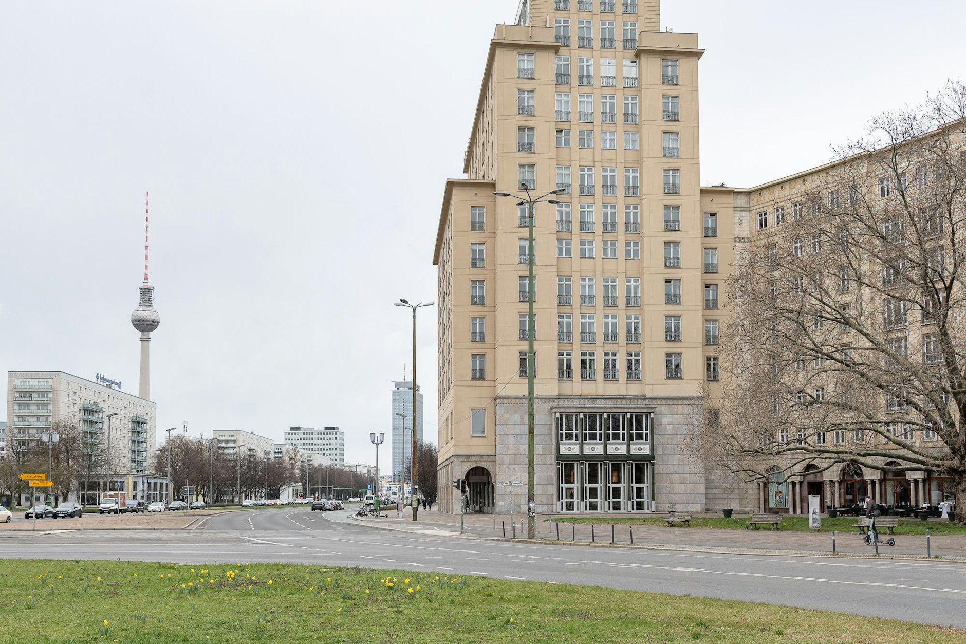 Gentrifizierung mal umgekehrt: Früher residierte hinter dem imposanten Eingang eine Bank – und jetzt Kunst: Blick aufs neue Domizil der rumänischen Galerie Plan B am Strausberger Platz 1, direkt an der Karl-Marx-Allee.&nbsp;