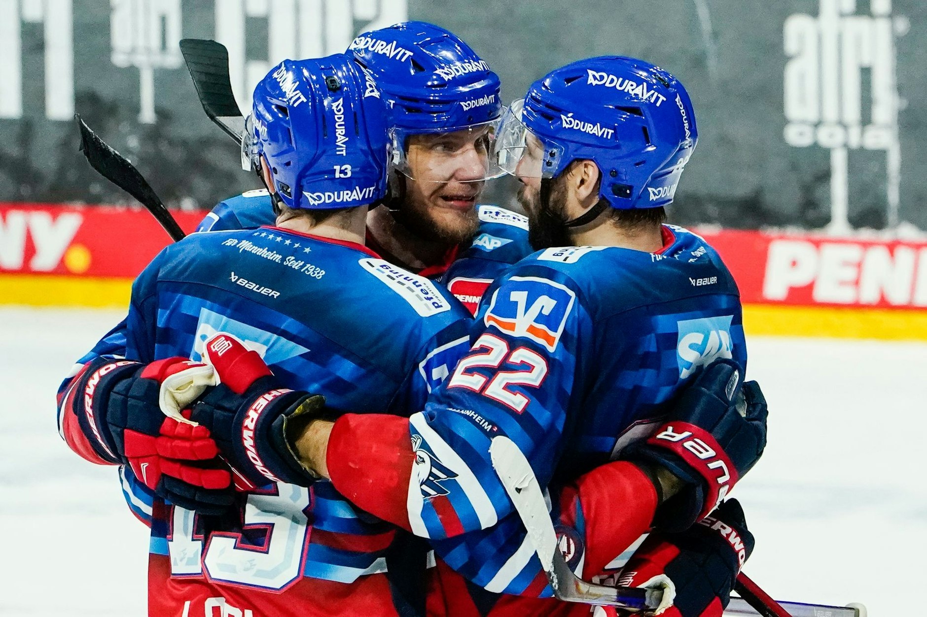 Die Adler Mannheim haben gegen den ERC Ingolstadt wieder die Führung übernommen.  
