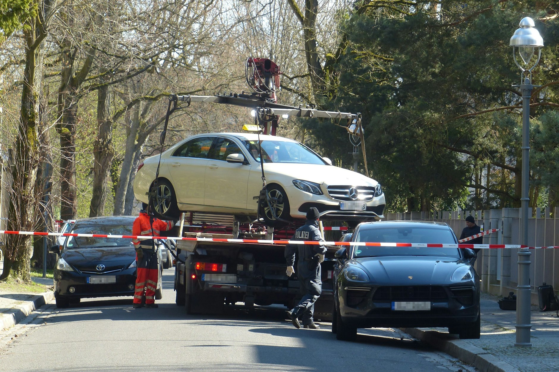 Grunewald: Die Polizei transportiert das Taxi ab.