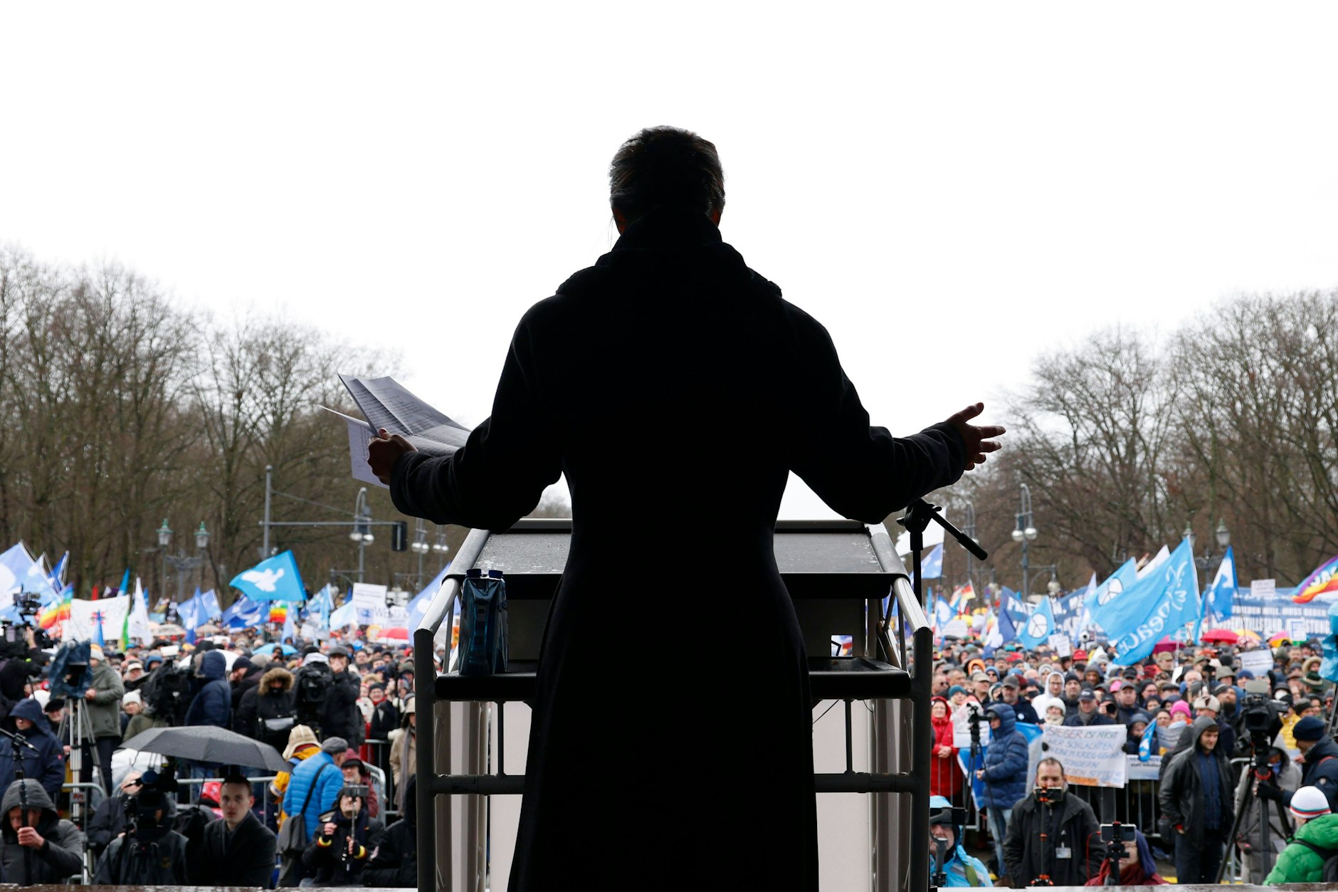 Sahra Wagenknecht redet auf der Friedensdemo am Brandenburger Tor.