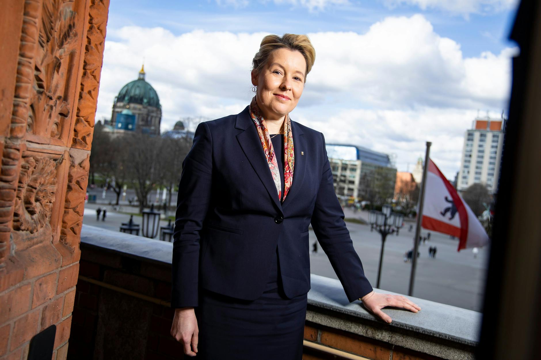 Hofft, eines Tages wieder hierher zurückzukehren: Franziska Giffey auf dem Balkon vor ihrem Büro im Roten Rathaus.