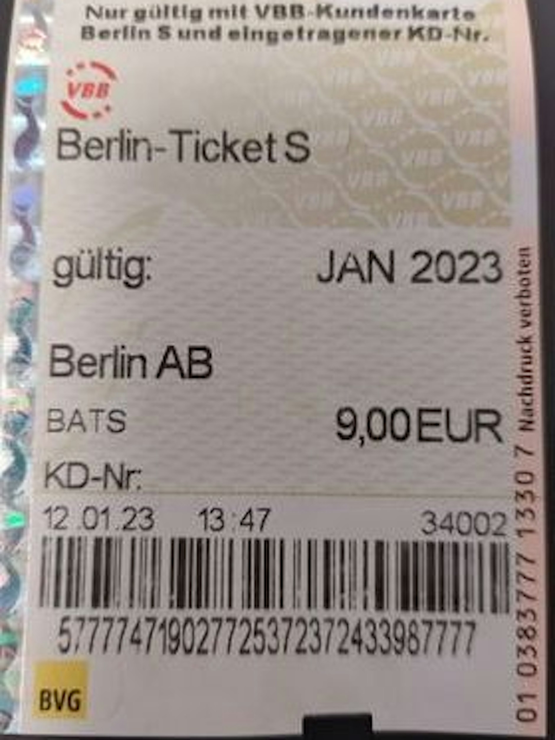Das Berlin-Ticket S für neun Euro soll es zunächst bis Ende 2023 geben. Deutlich aufgedruckt: Nur mit eingetragener Kundennummer gültig, damit niemand mit einer „geborgten“ Karte fährt, und in Verbindung mit einer VBB-Kundenkarte Berlin S. Mit deren Beantragung haperte es aber.