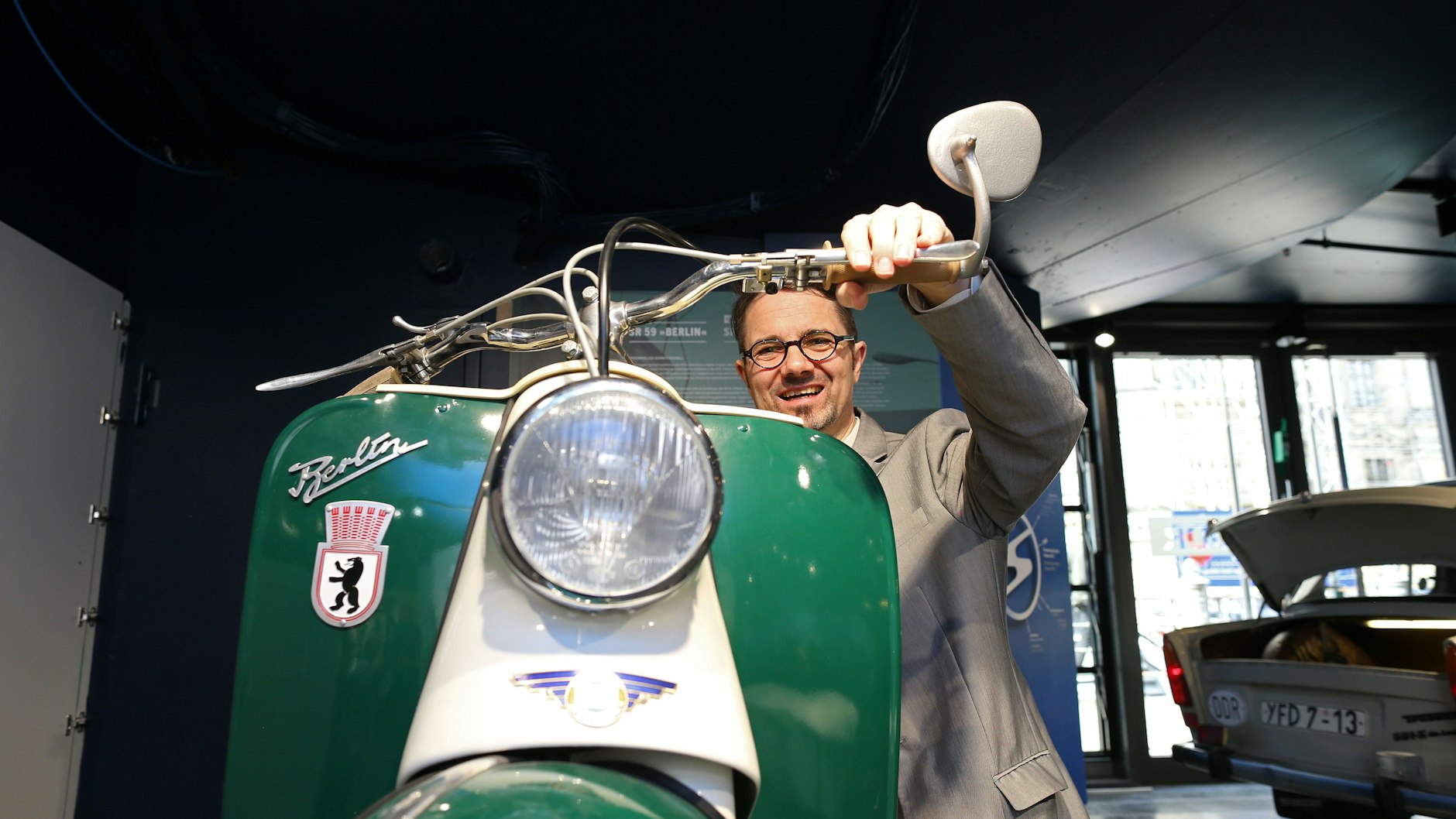 Ausstellungsleiter Sören Marotz am Berlin-Roller