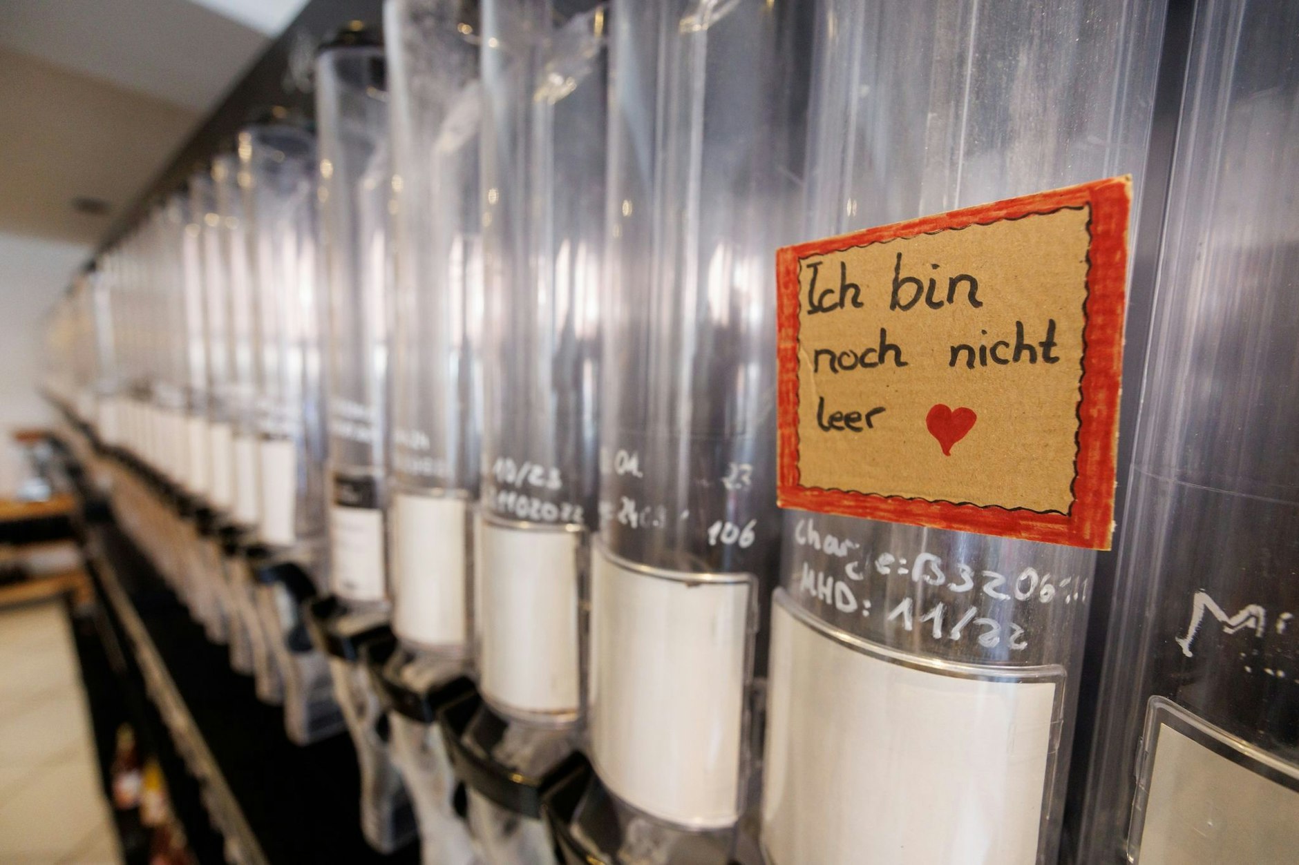 PRODUKTION - In Unverpackt-Läden befüllen Kundinnen und Kunden mitgebrachte Behältnisse mit den angebotenen Lebensmitteln.  