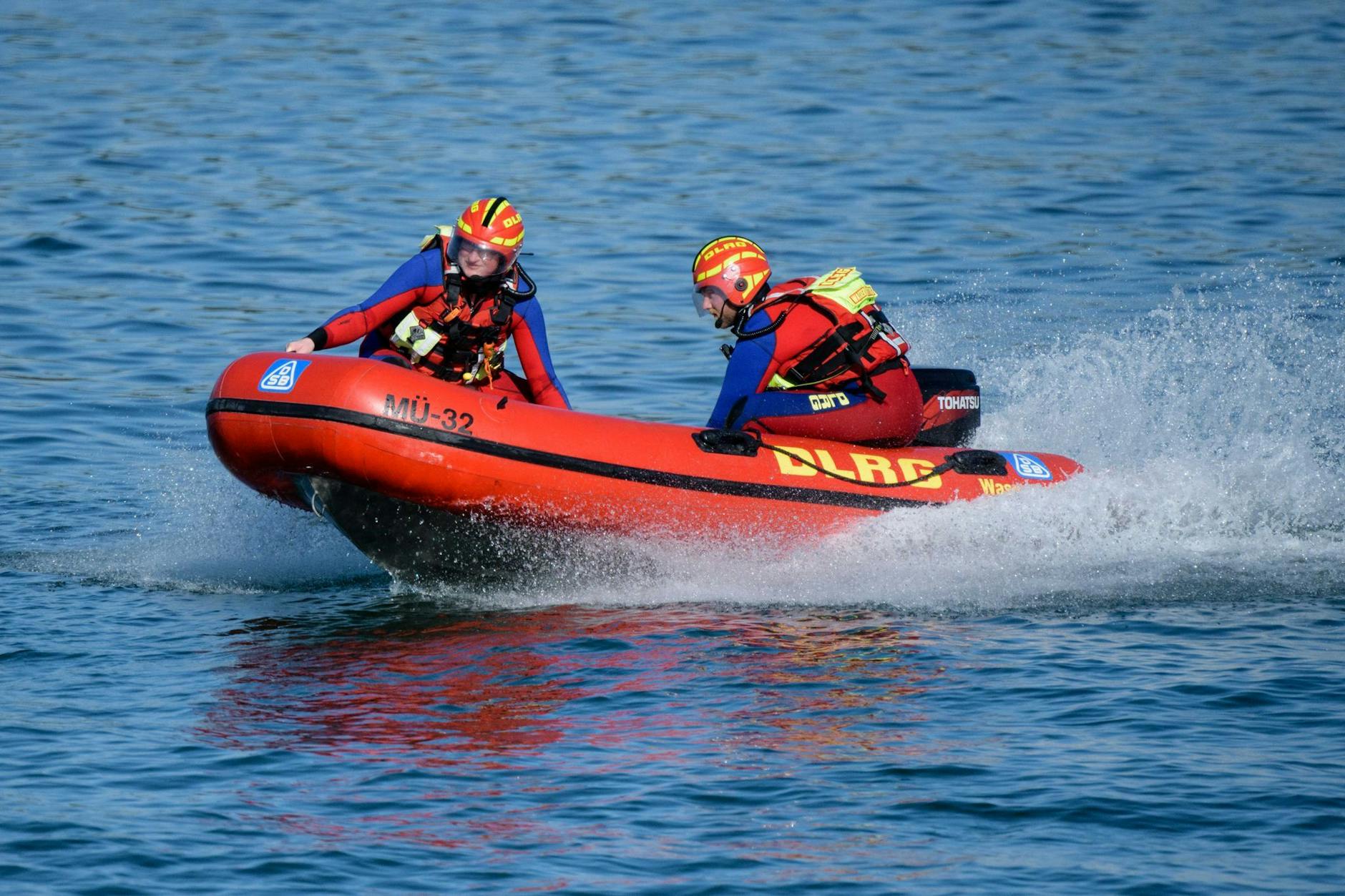 ARCHIV - Wasserretter der Deutschen Lebens-Rettungs-Gesellschaft (DLRG) fahren in einem Schnellboot.