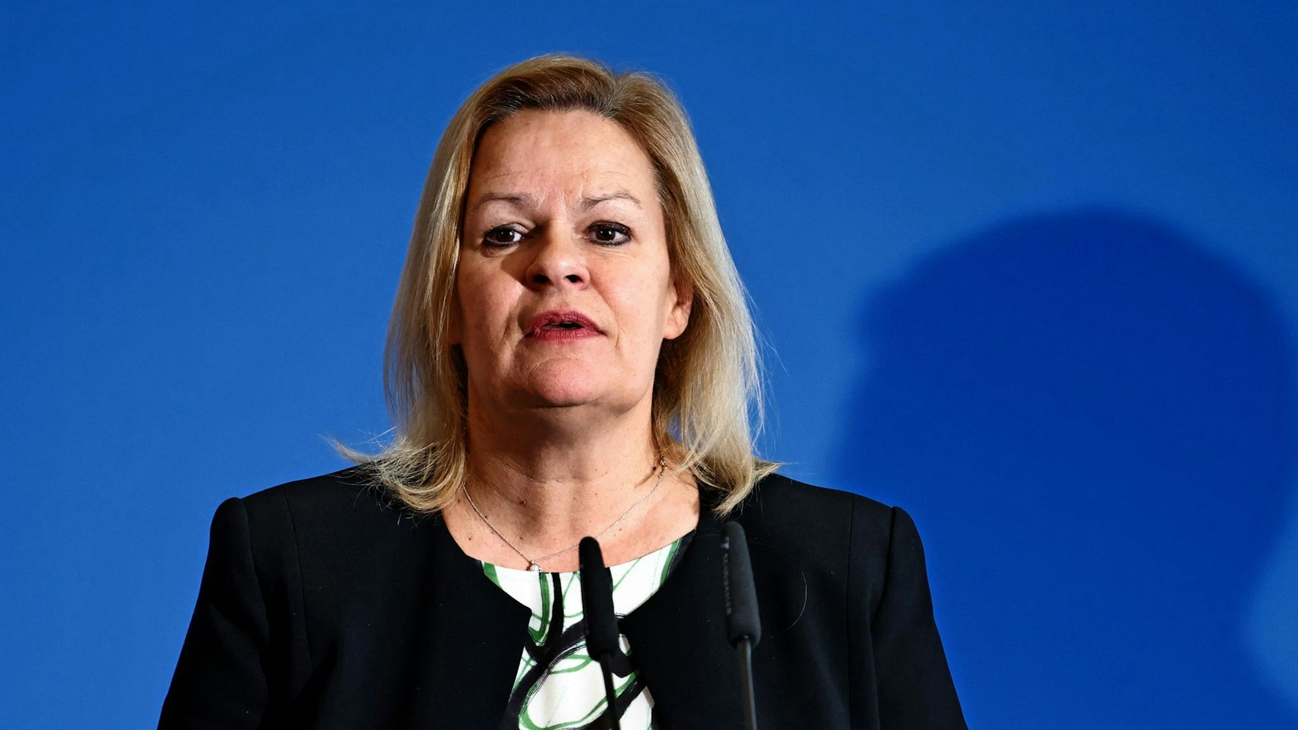 Bundesinnenministerin Nancy Faeser (SPD) sagt: „Wir sollten auch über Messerverbote in öffentlichen Verkehrsmitteln – in Bus und Bahn – nachdenken.“