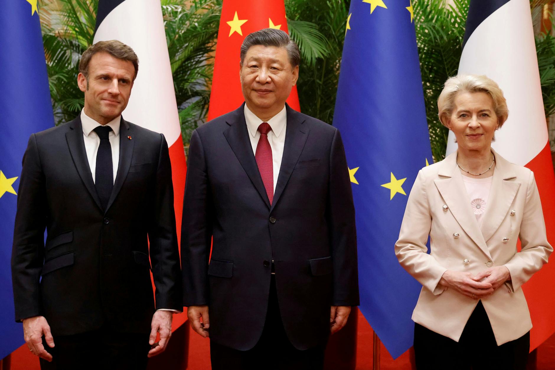 Chinas Präsident Xi Jinping, der französische Präsident Emmanuel Macron und die Kommissionspräsidentin der EU Ursula von der Leyen bei einem Treffen in China am 6. April 2023.