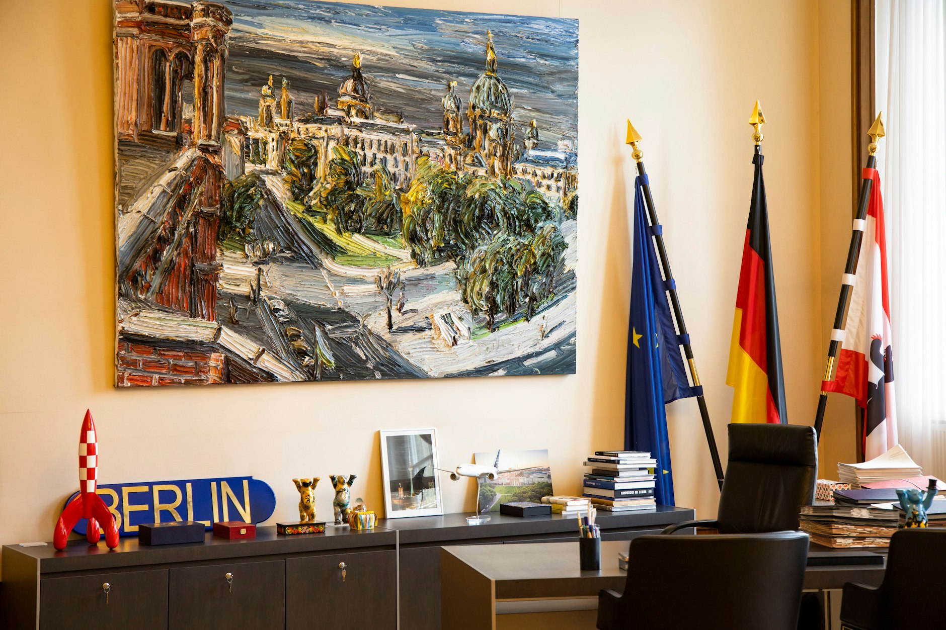 Das Ölbild hat der Maler Christopher Lehmpfuhl vom Dach des Roten Rathauses gemalt.