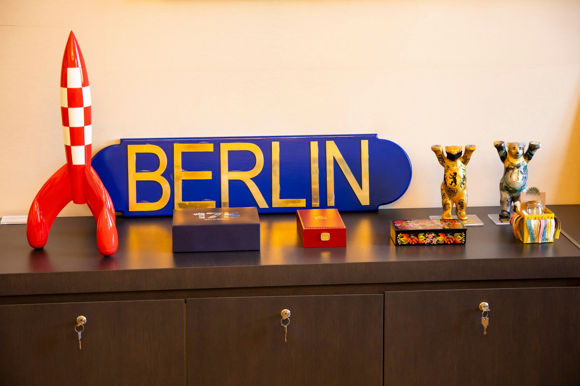 Was es noch alles so im Büro der Regierenden zu sehen gibt: Ein Berlin-Schild, zwei Berliner Bären und eine Rakete.
