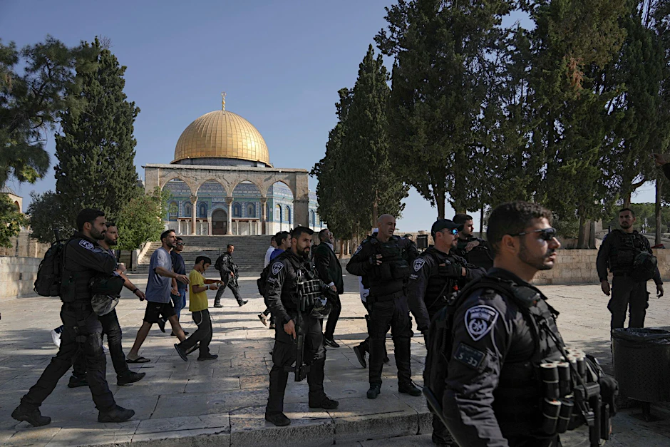 ARCHIV - Israelische Polizisten eskortieren eine Gruppe jüdischer Männer zum Tempelberg in der Altstadt von Jerusalem - im Hintergrund die Al-Aqsa-Moschee.  