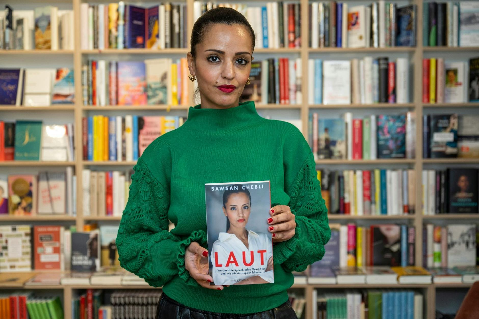 Die Berliner SPD-Politikerin Sawsan Chebli hat ein Buch über Hasskommentare im Netz geschrieben.