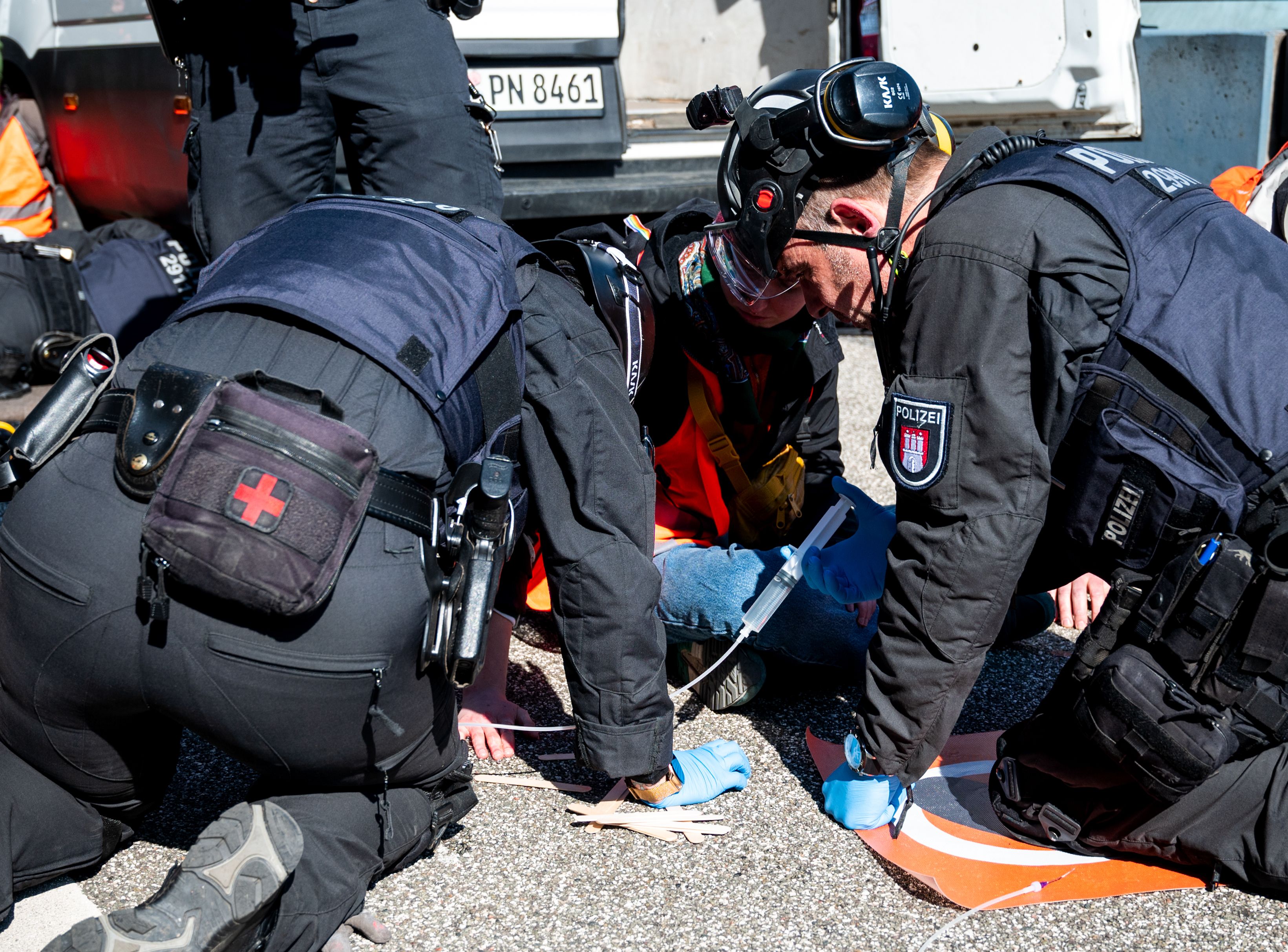 Polizisten reißen Klimakleber von der Straße – War das Polizeigewalt?