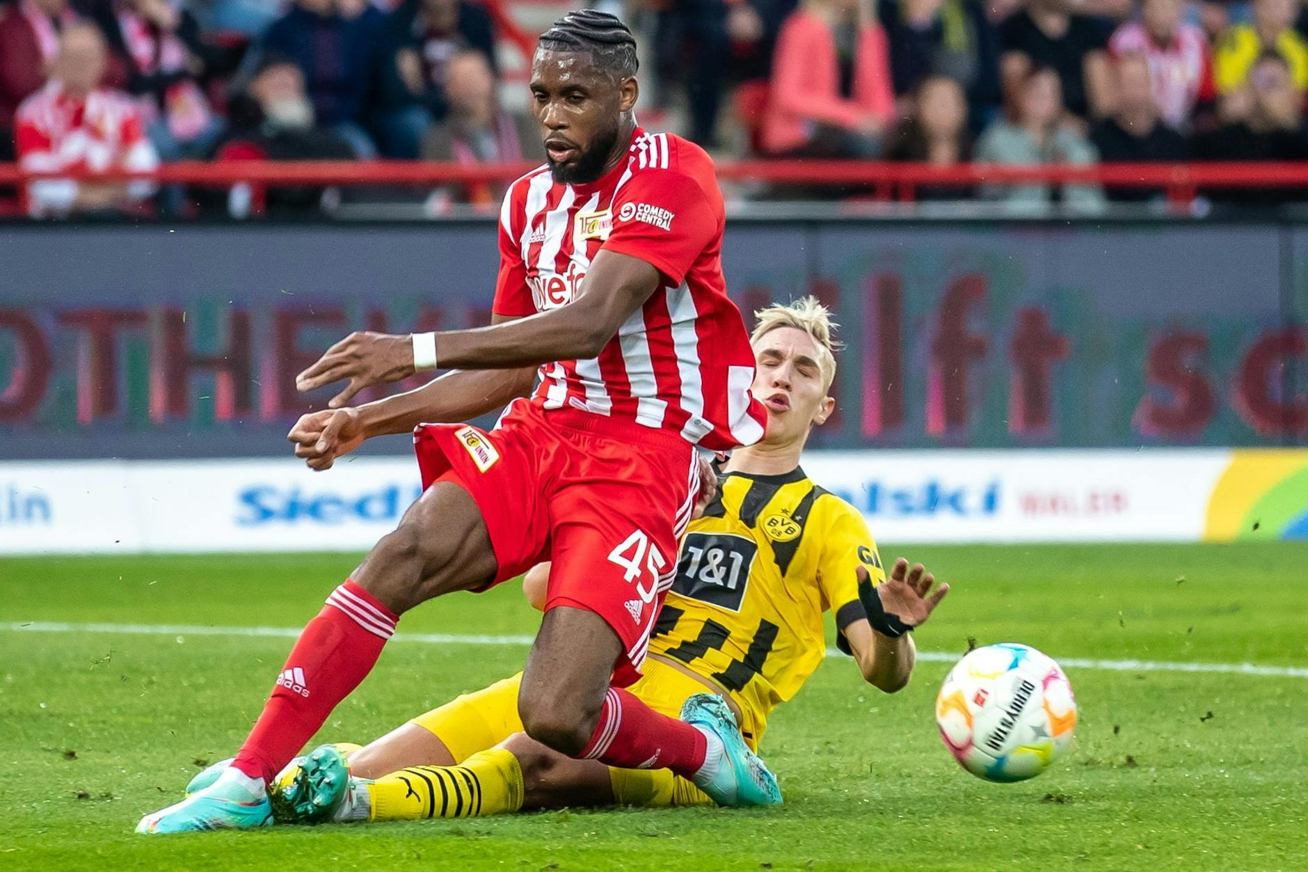 Szene aus dem Hinspiel im Oktober: Jordan Siebtacheu (l.) und Nico Schlotterbeck kämpfen um den Ball.