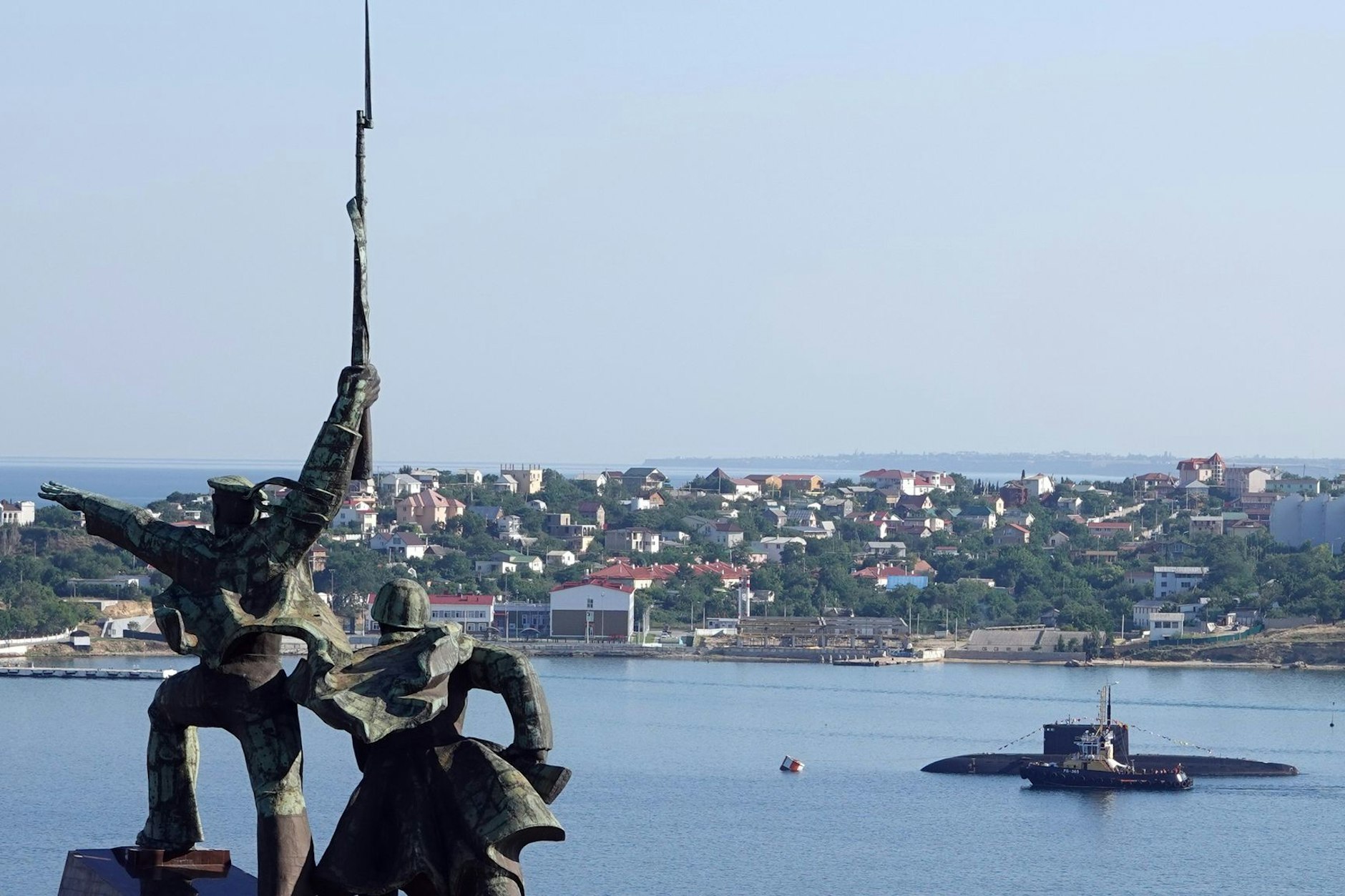 Russland annektierte die ukrainische Halbinsel Krim bereits im Jahr 2014 – im Bild zu sehen die Hafenstadt Sewastopol hinter dem sowjetischen Denkmal „Soldat und Seemann“.&nbsp;
