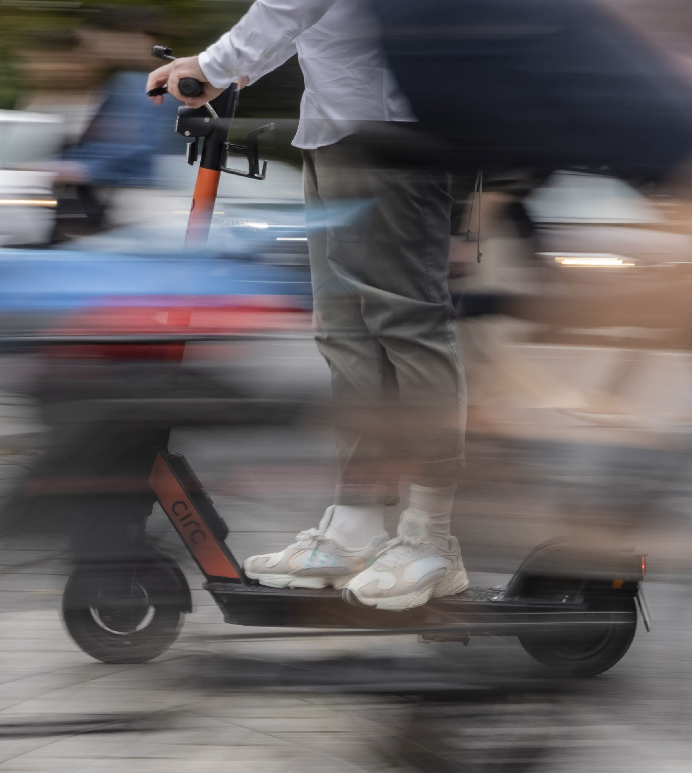 Prenzlauer Berg: Jugendlicher E-Scooter-Fahrer Bei Unfall Schwer Verletzt