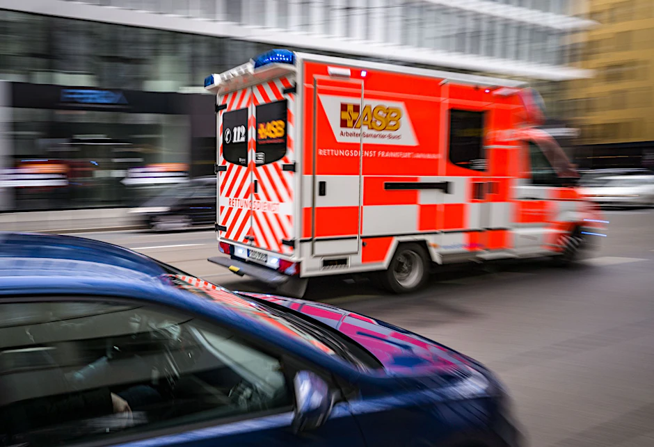 ARCHIV - Ein Rettungswagen ist mit Blaulicht im Einsatz.  