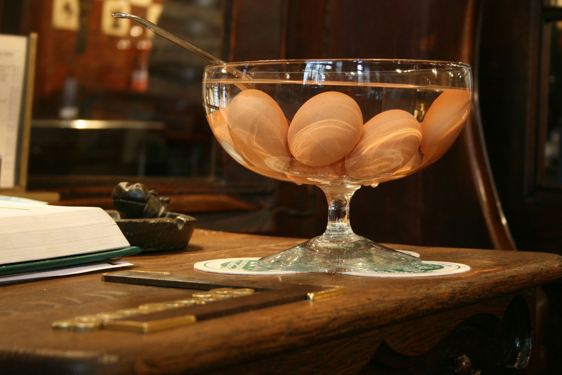 Delikatesse aus der Eckkneipe: hart gekochte Eier in einer würzig-herben Salzlake.