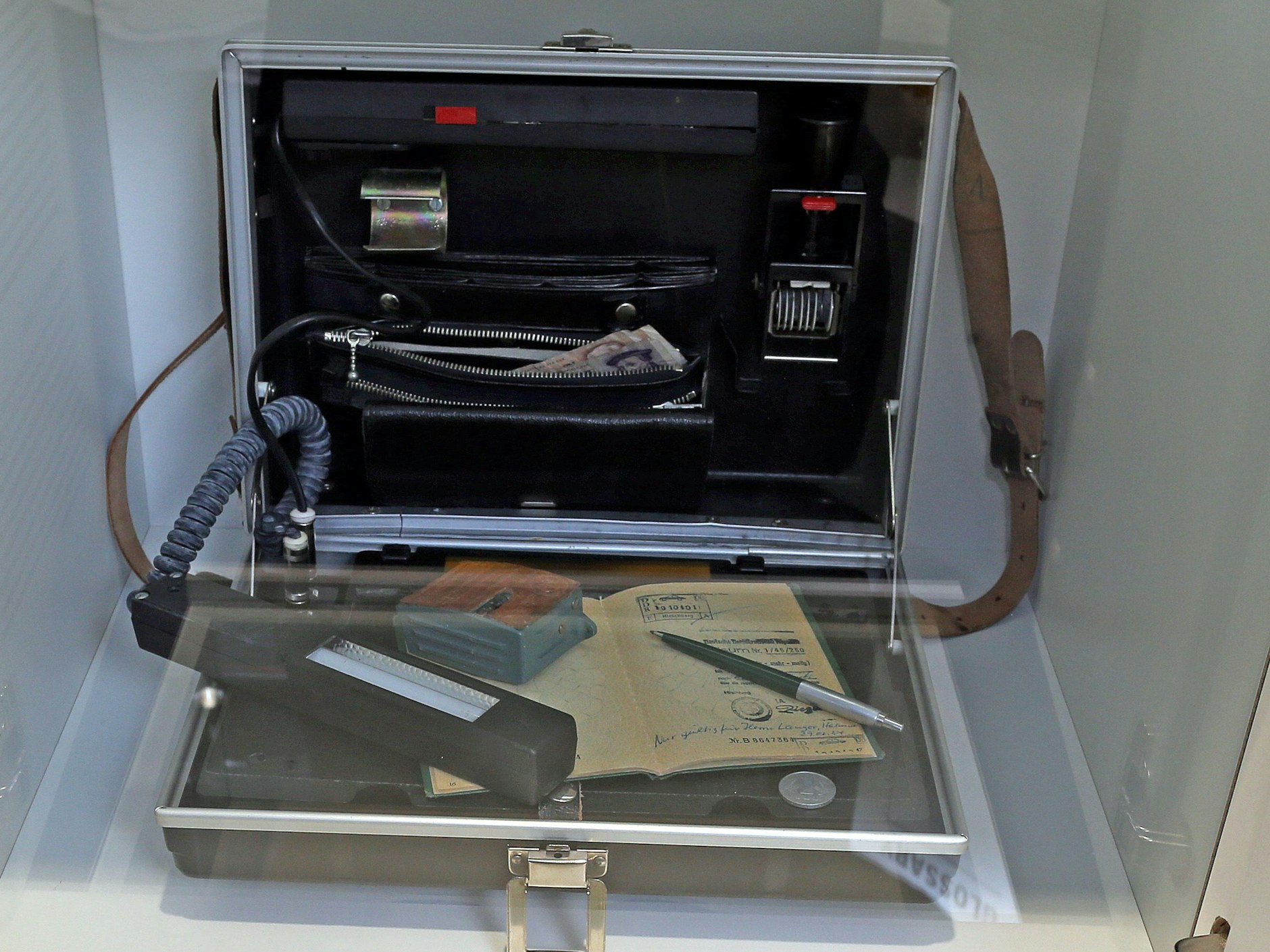 Passkontrollkoffer im DDR-Museum. Wie ein Bauchladen wurde der Koffer getragen.
