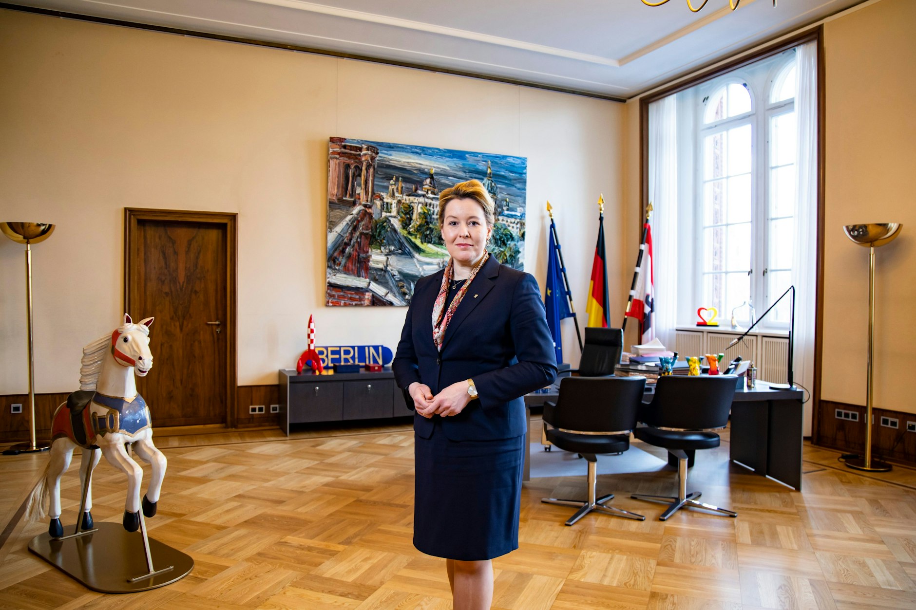 Ein Büro wie ein Museum: Das Karussell-Pferd ist von Klaus Wowereit, am Schreibtisch saß Michael Müller.