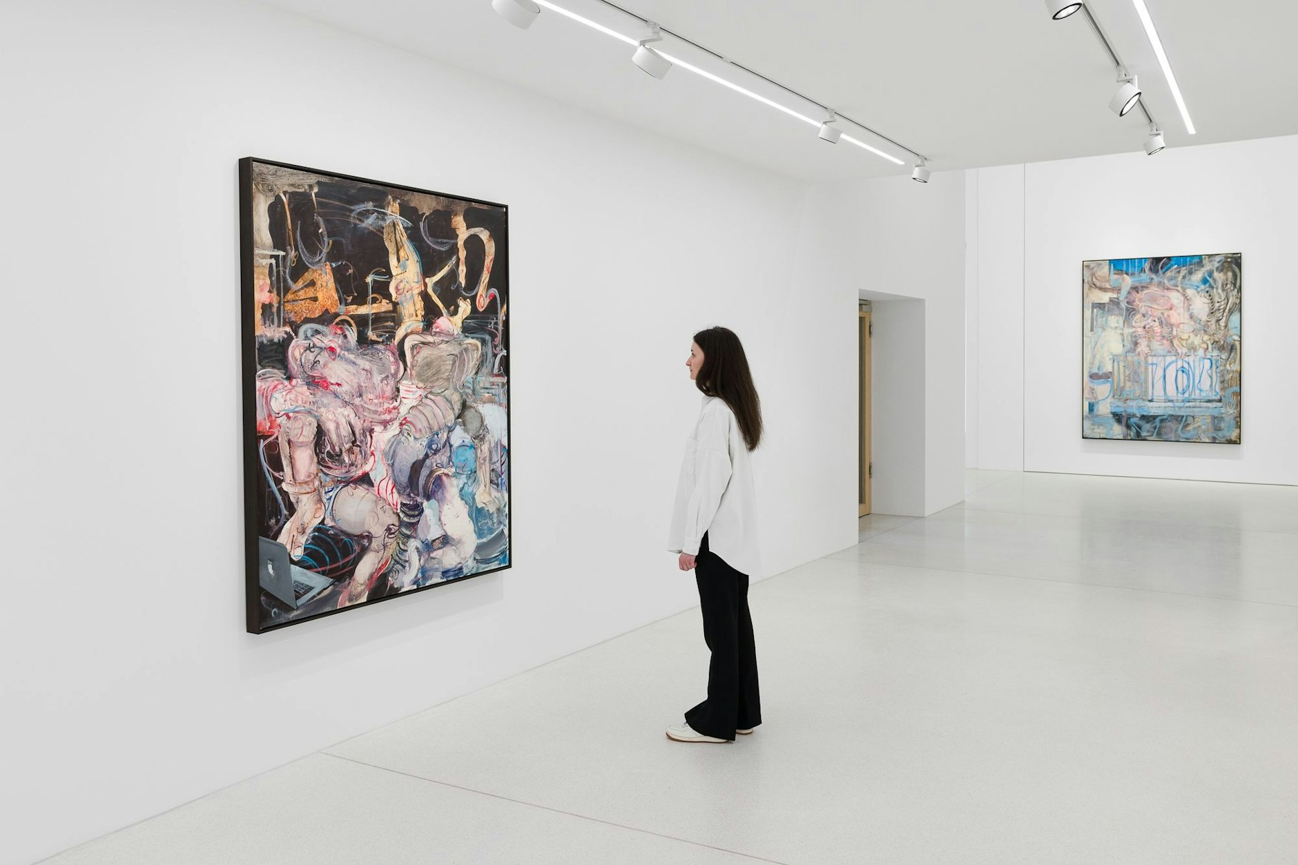 Blick in die Ausstellung auf Adrian Ghenie in der Galerie Plan B