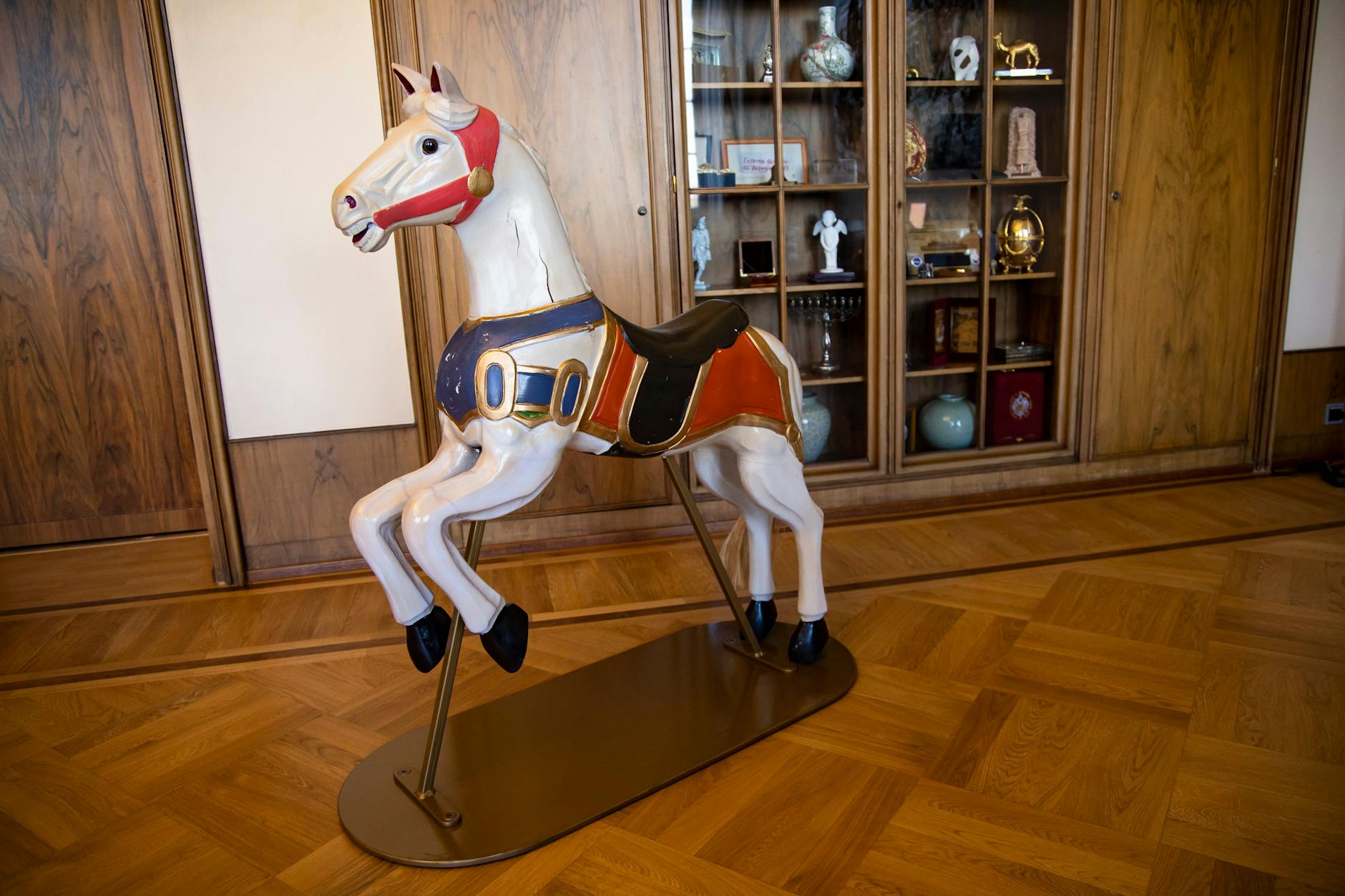 Das Karussell-Pferd steht auch noch im Büro. Klaus Wowereit hat es geschenkt bekommen.