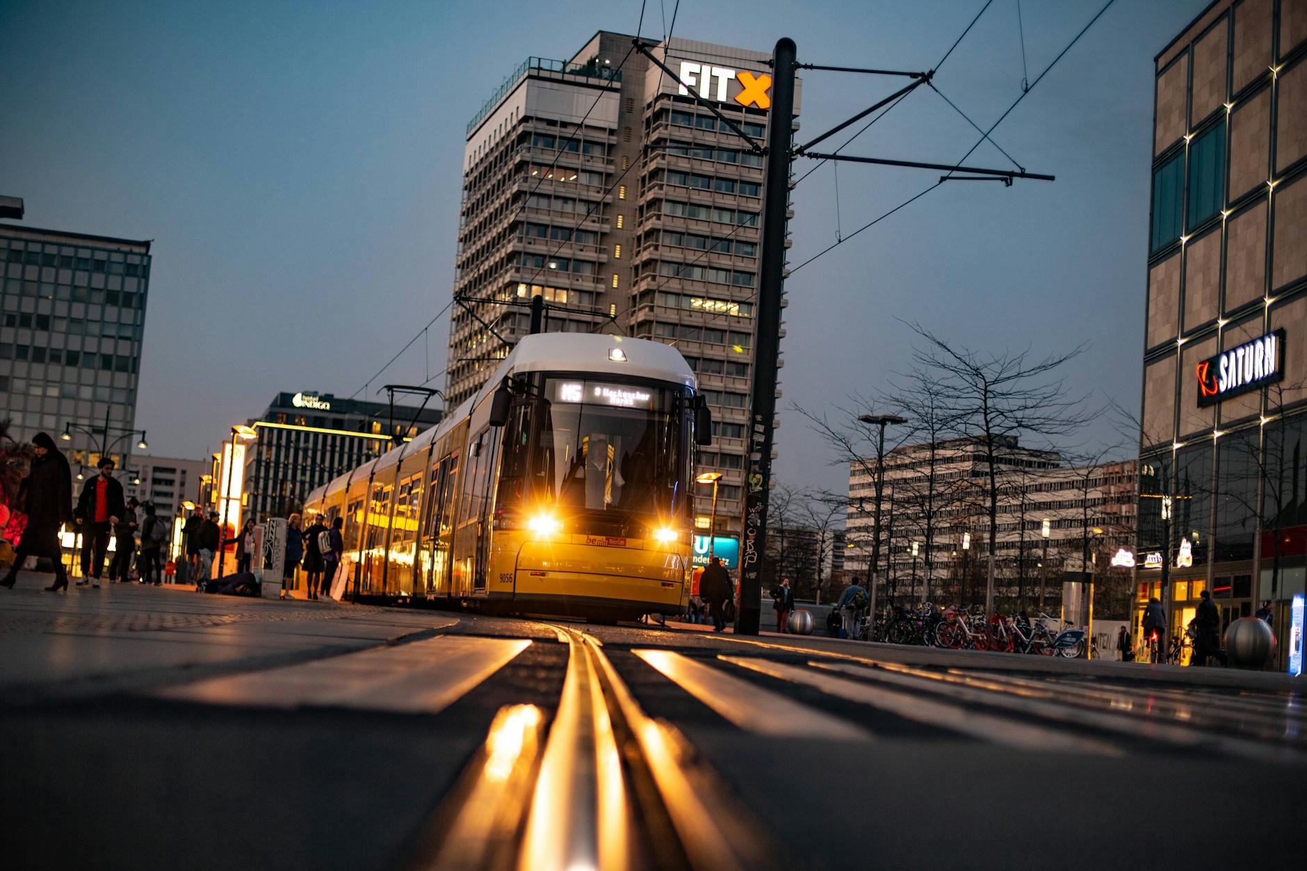 Eine Straßenbahn am Berliner Alexanderplatz. Berlin ist laut einer Umfrage Spitzenreiter beim weltweiten Nahverkehr. 