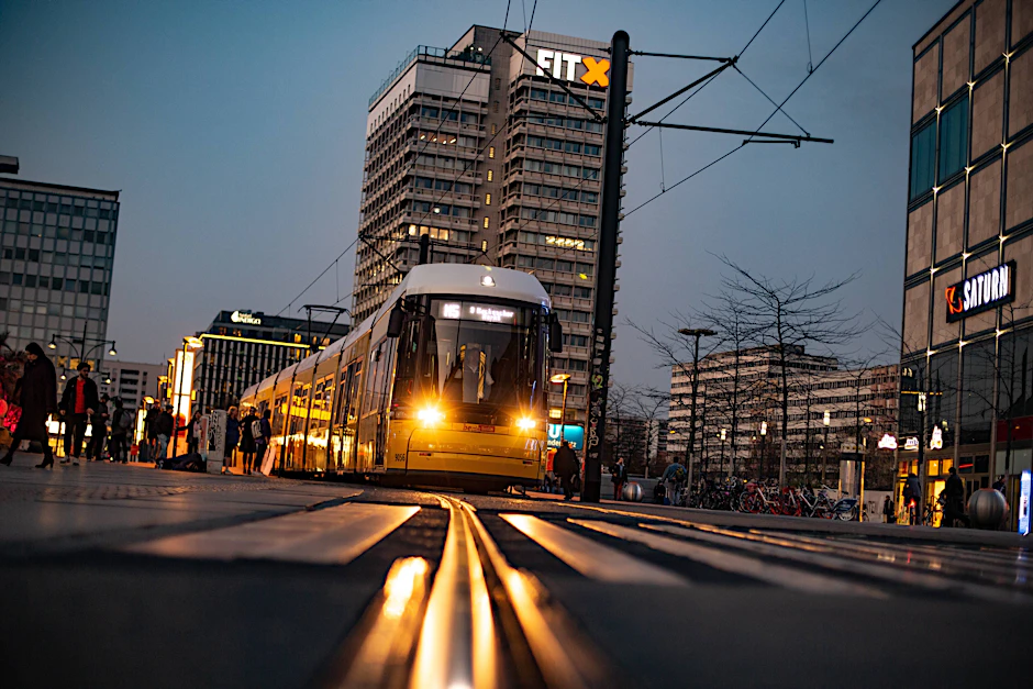 Eine Straßenbahn am Berliner Alexanderplatz. Berlin ist laut einer Umfrage Spitzenreiter beim weltweiten Nahverkehr.&nbsp;