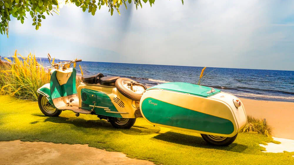 Berlin-Roller SR 59 mit Anhänger. Damit konnte man mit über 80 Sachen sogar in den Urlaub an der Ostsee brausen.