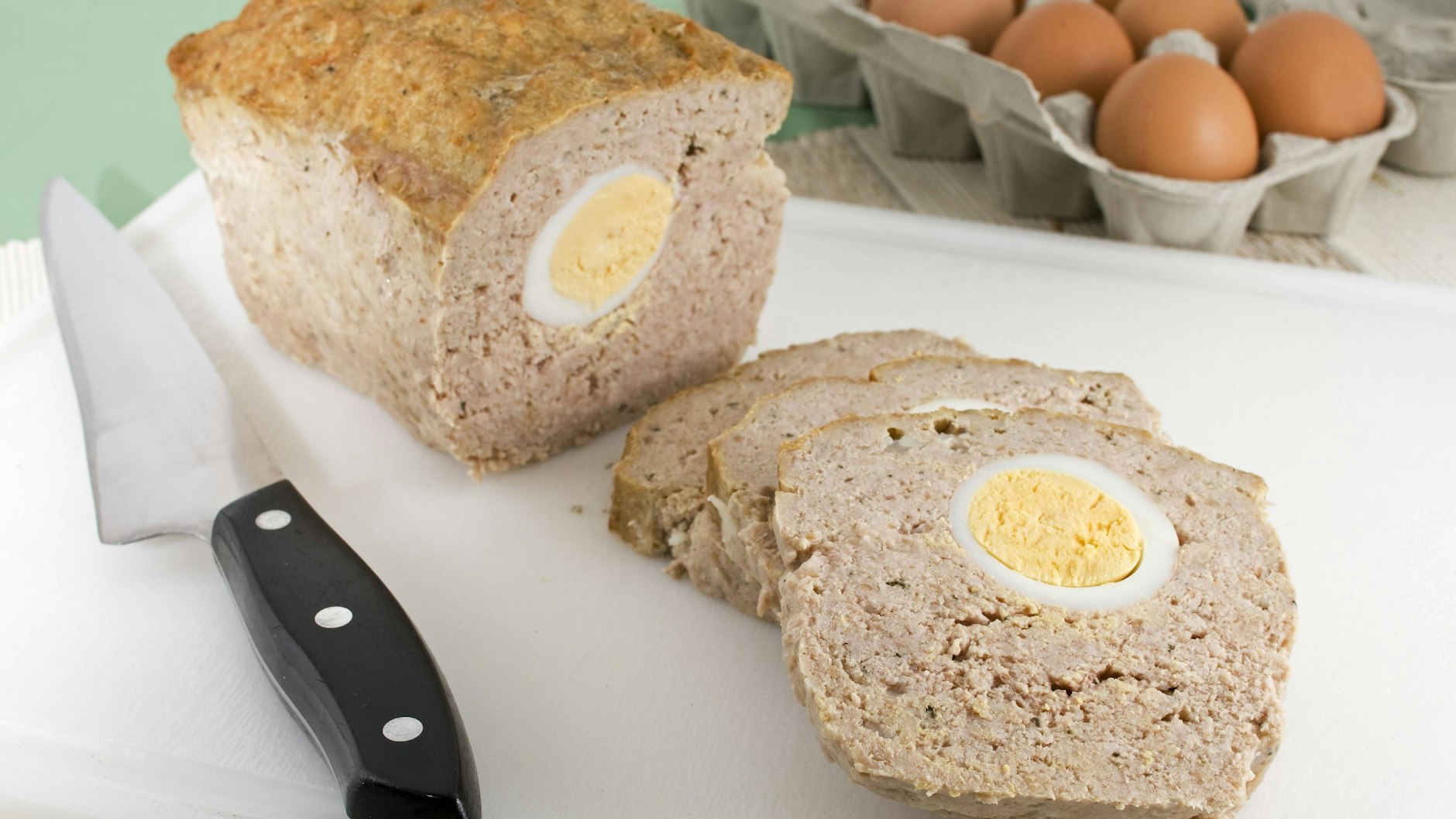 Im Hackbraten Falscher Hase stecken gekochte Eier.