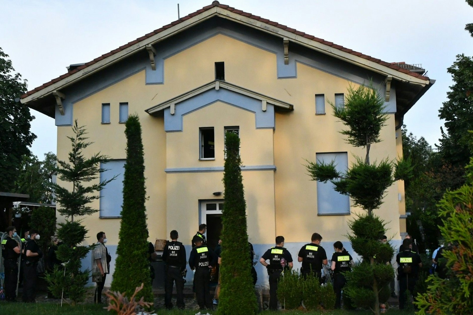 Die Clan-Villa in Alt-Buckow: Die Polizei machte schon öfter ihre Aufwartung. Dieses Bild stammt aus dem Jahr 2021.