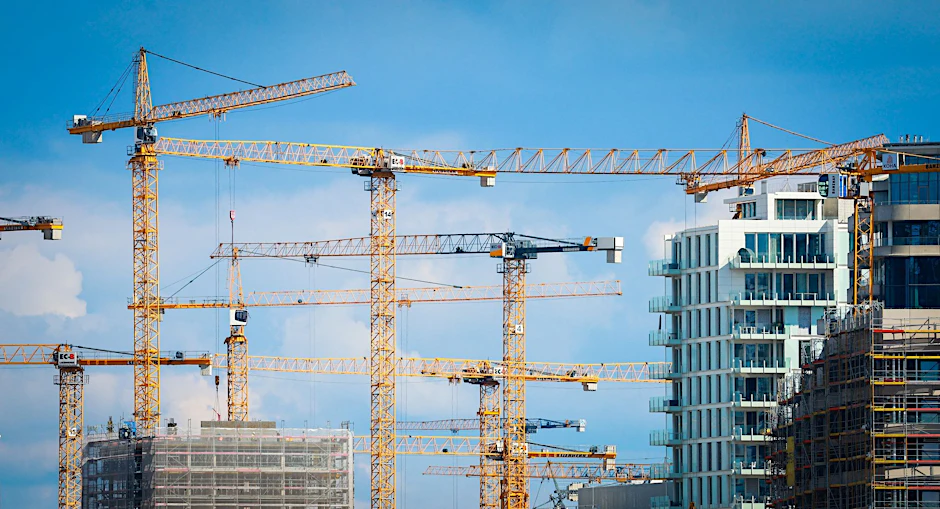 ARCHIV - Baukräne stehen auf einer Baustelle für neue Wohnungen.  ld
