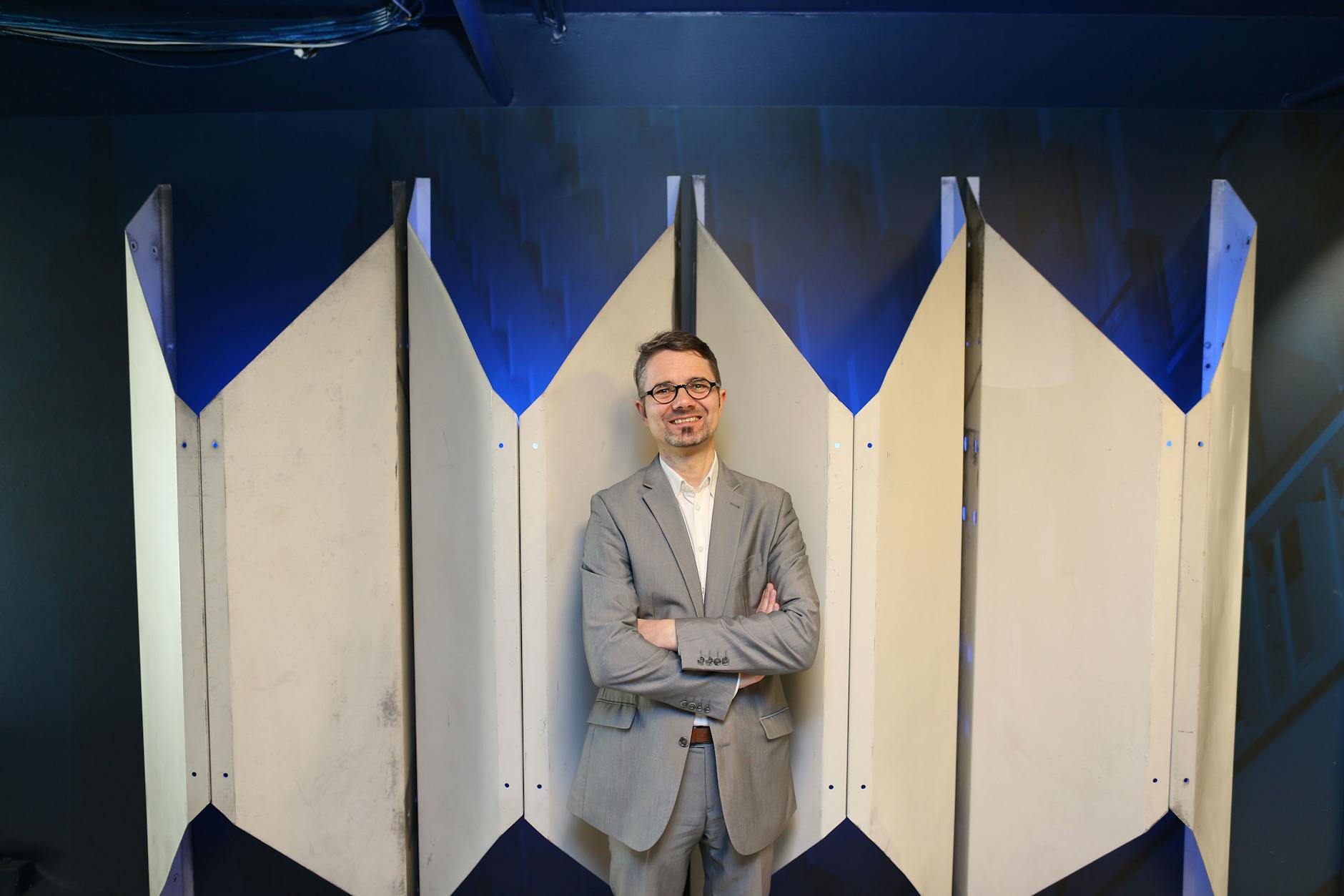 Ausstellungsleiter Sören Marotz vor den Fassadenelementen des Centrum-Warenhauses am Alex